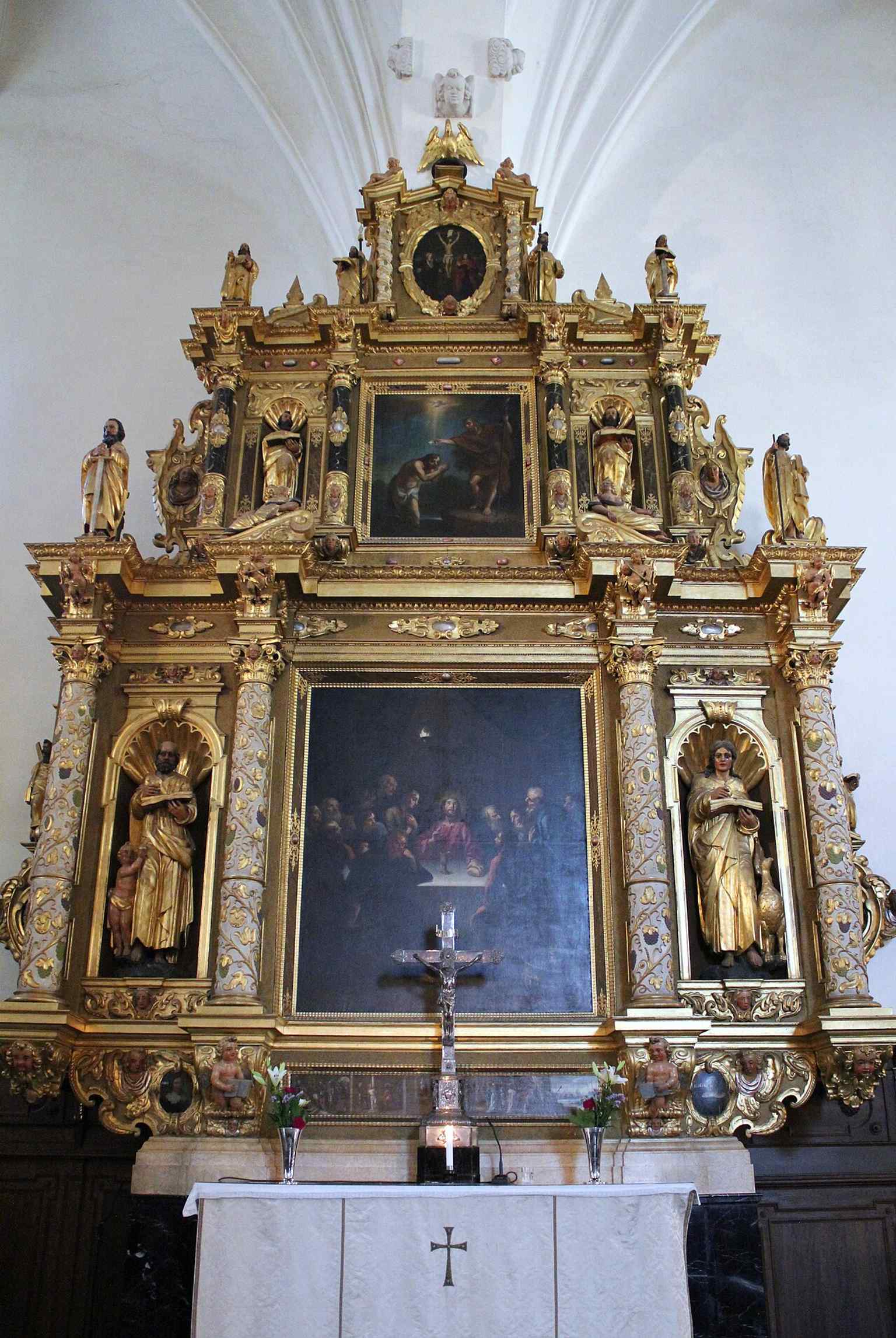 The monumental altarpiece by Markus Hebel, almost 10 meters high and one of the church’s most important Baroque artworks.