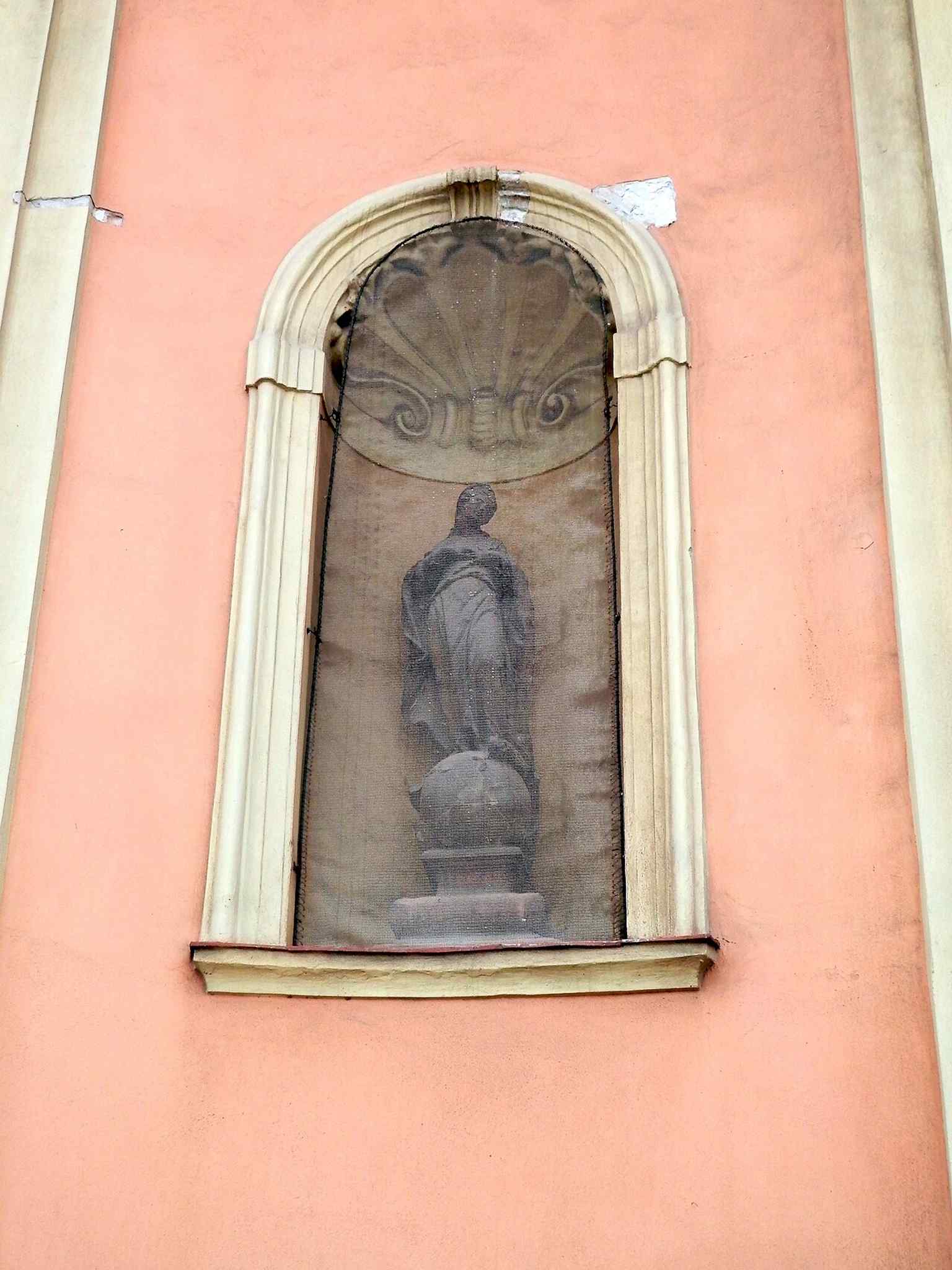 A second façade statue detail, adding variety to the story of the church’s decorative exterior.