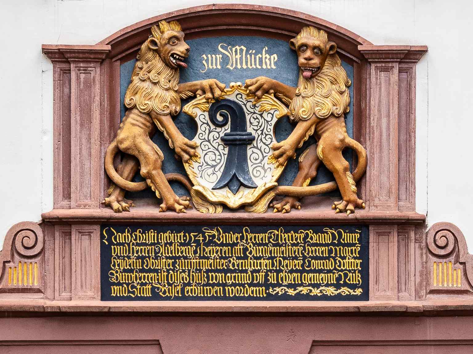 The historic Haus zur Mücke at Schlüsselberg 14, showcasing its beautiful portal relief and pale stucco facade (2023).