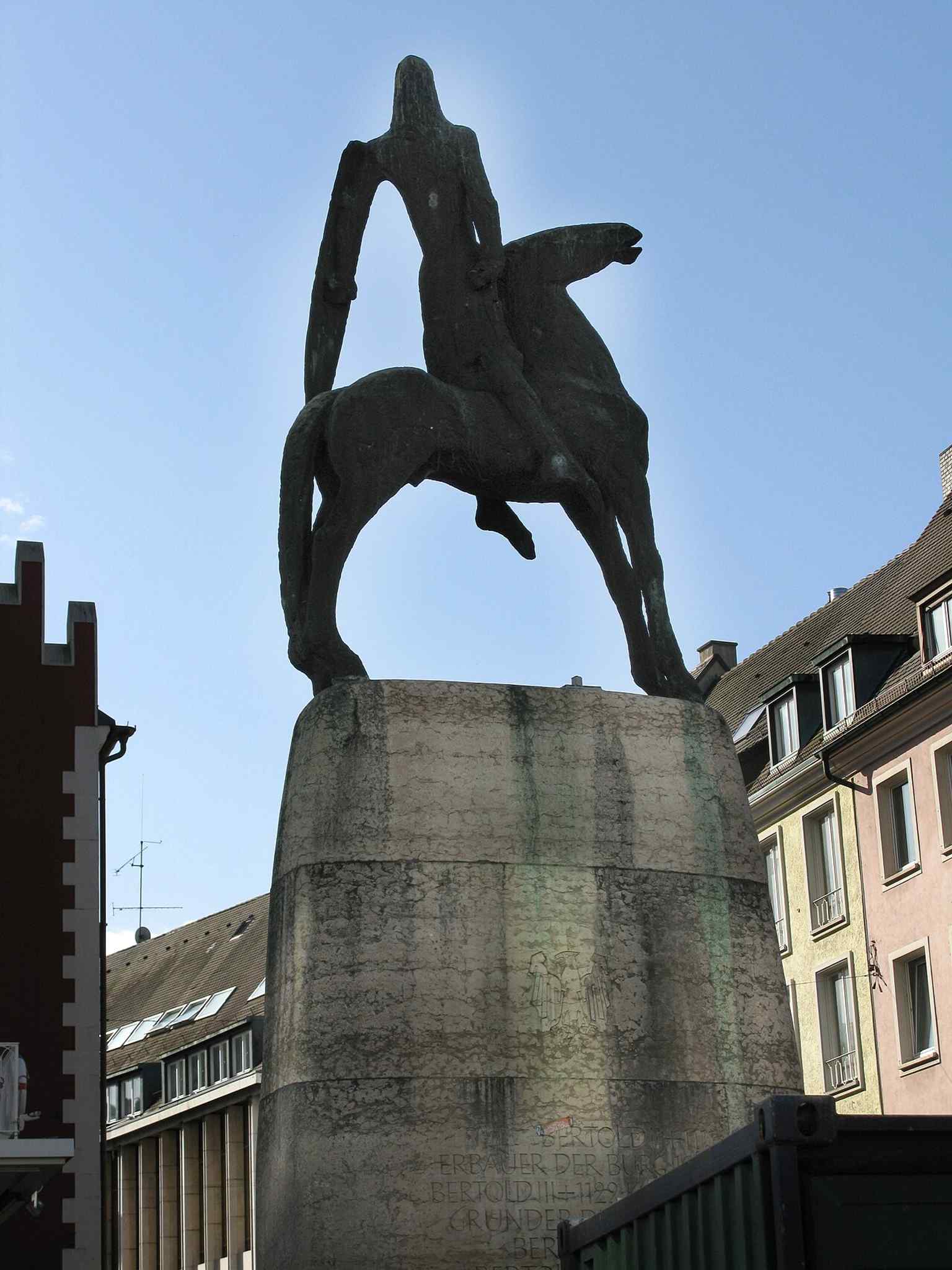 The monument during the 2014 works, when the overhead wires were removed and the plaza was temporarily cleared for construction.