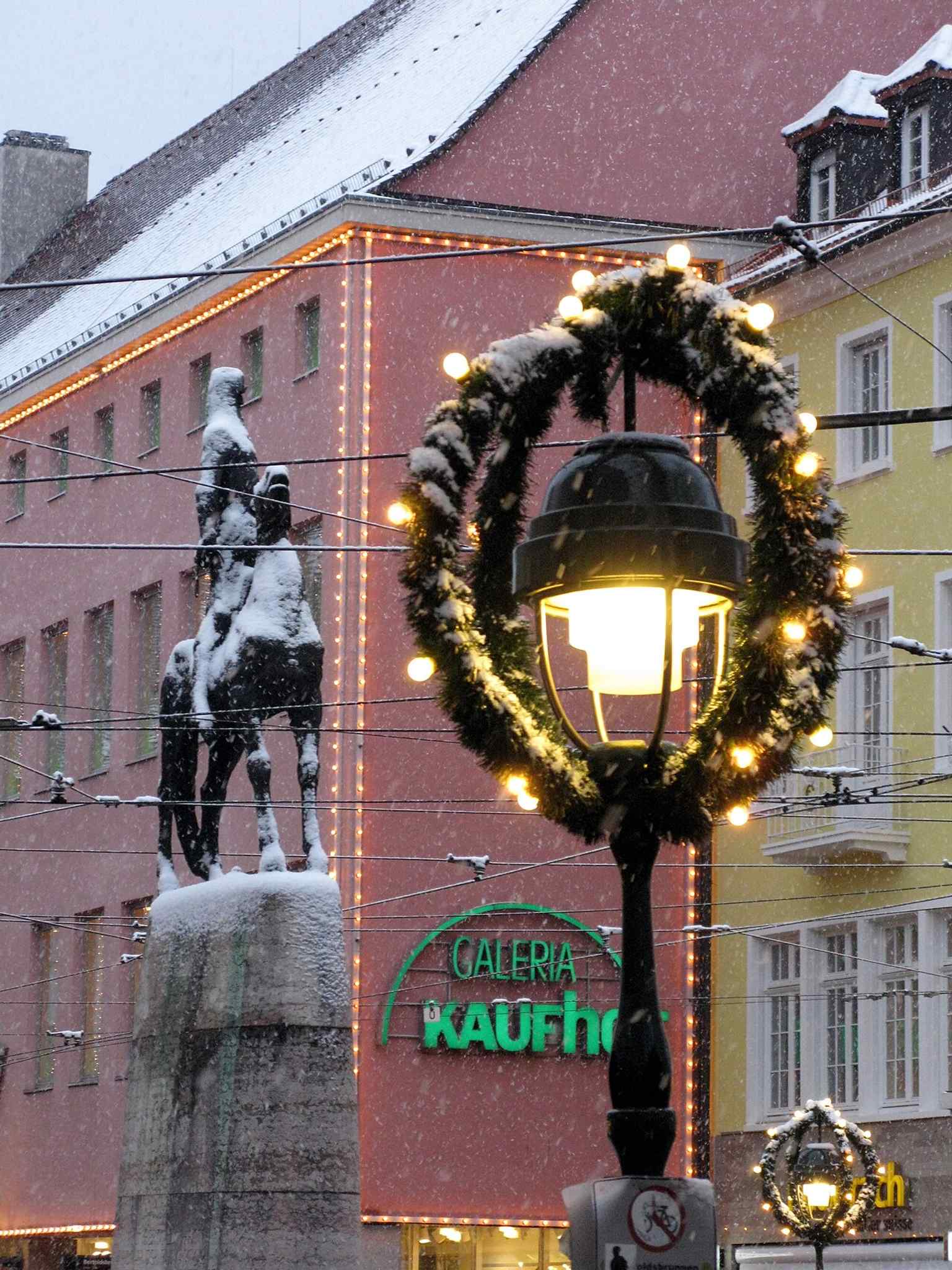 Bertoldsbrunnen in winter lights and snow, a popular city-center landmark that also becomes part of Freiburg’s seasonal decorations.