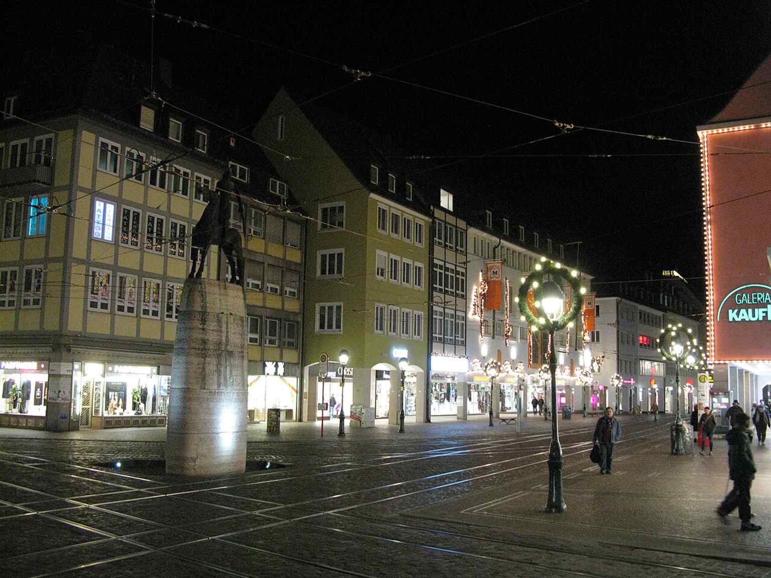Christmas lights and the Bertoldsbrunnen on Freiburg’s main shopping street, emphasizing its role as a central meeting point.