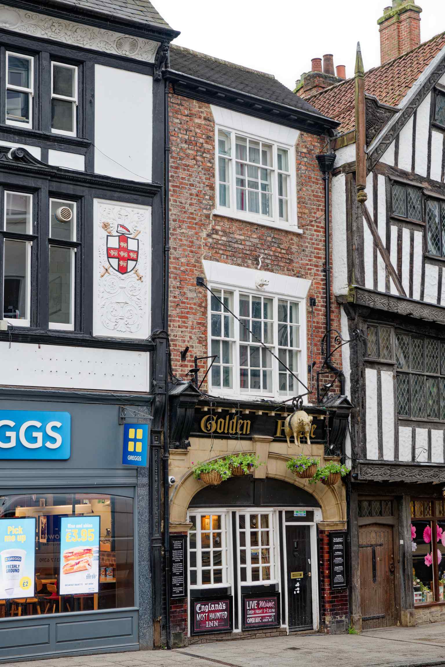A closer look at the 16 Pavement facade, adorned with glazed tiles and ashlar stone (2024).