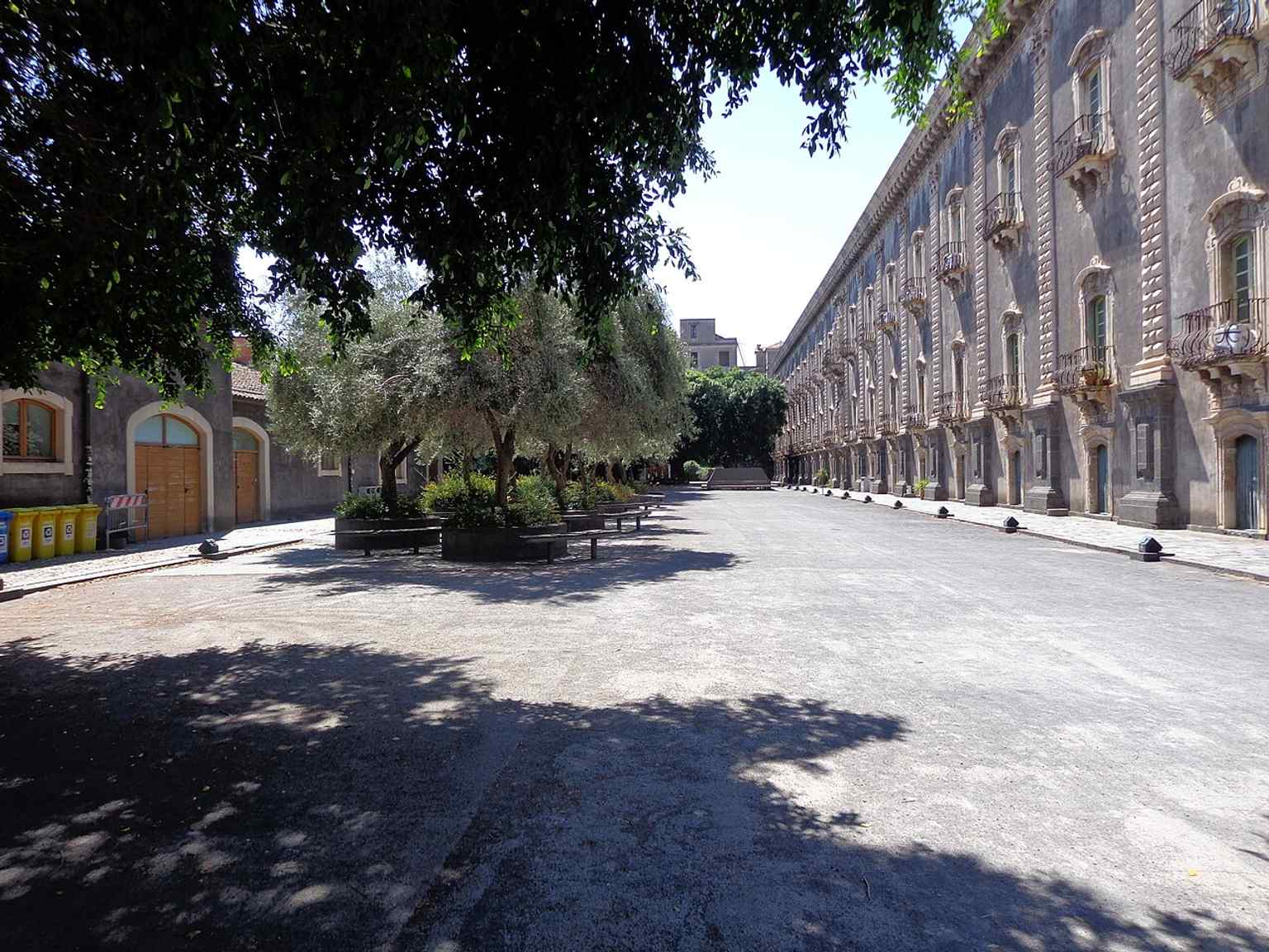 A closer view of the monumental interior architecture, where pilasters, cornices, and chapel decoration reflect the Roman Baroque influence.