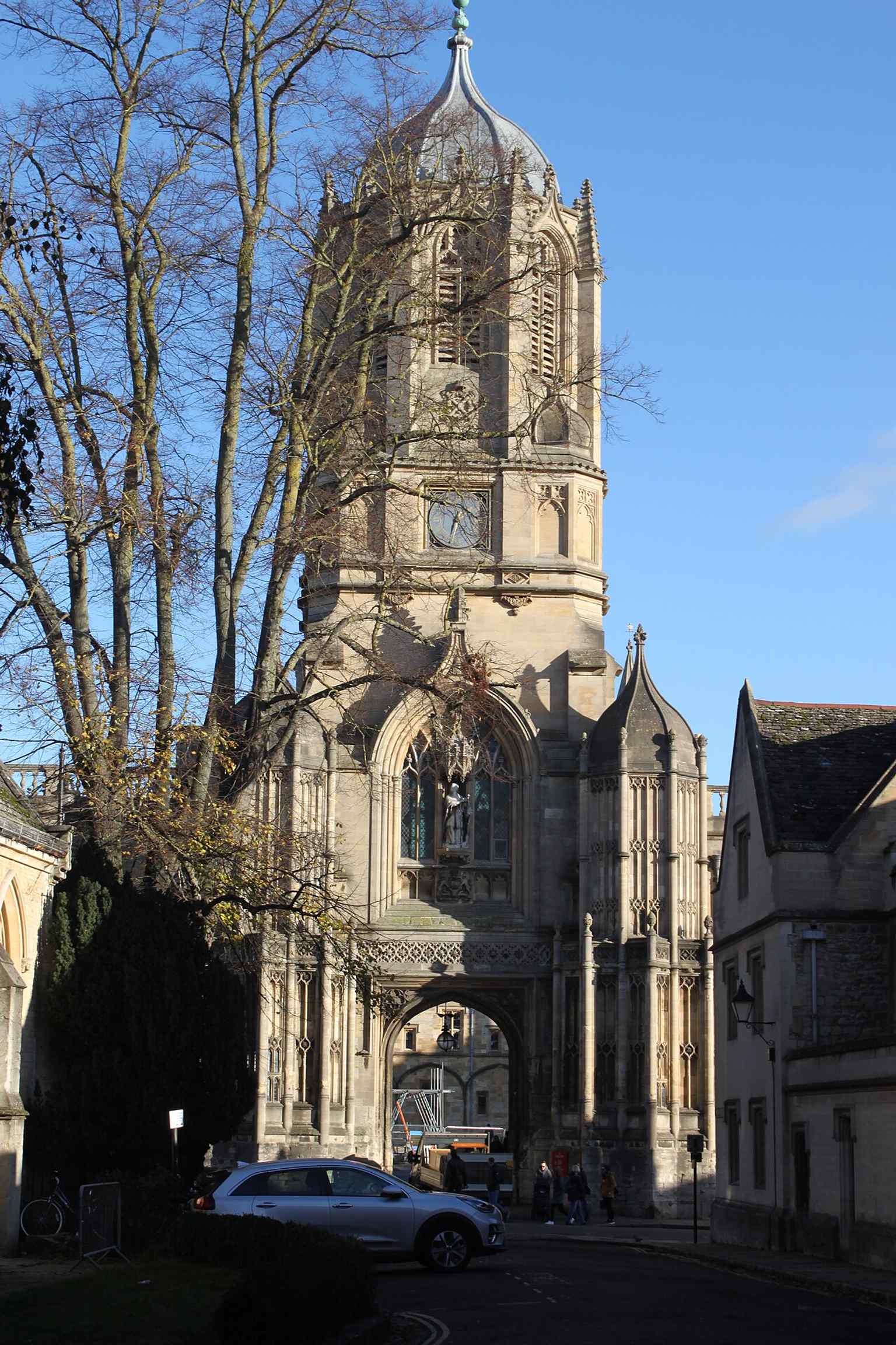 A clear view from Pembroke Square showing Tom Tower’s distinctive square shaft and octagonal lantern above Tom Gate.