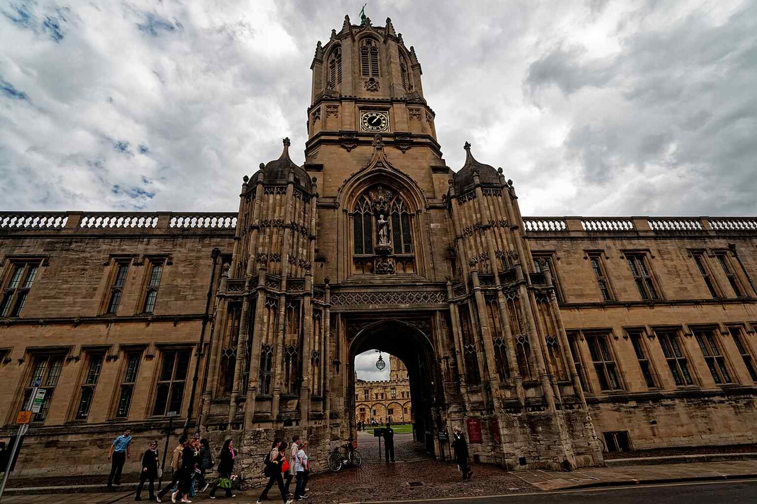 A wider eastward view of Tom Quad with Tom Tower anchoring the composition beside the college’s Tudor fabric.