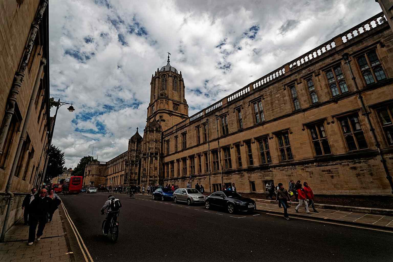 Tom Tower and the Great Quadrangle together, a strong image for Wren’s Gothic-style addition to Wolsey’s unfinished gatehouse.