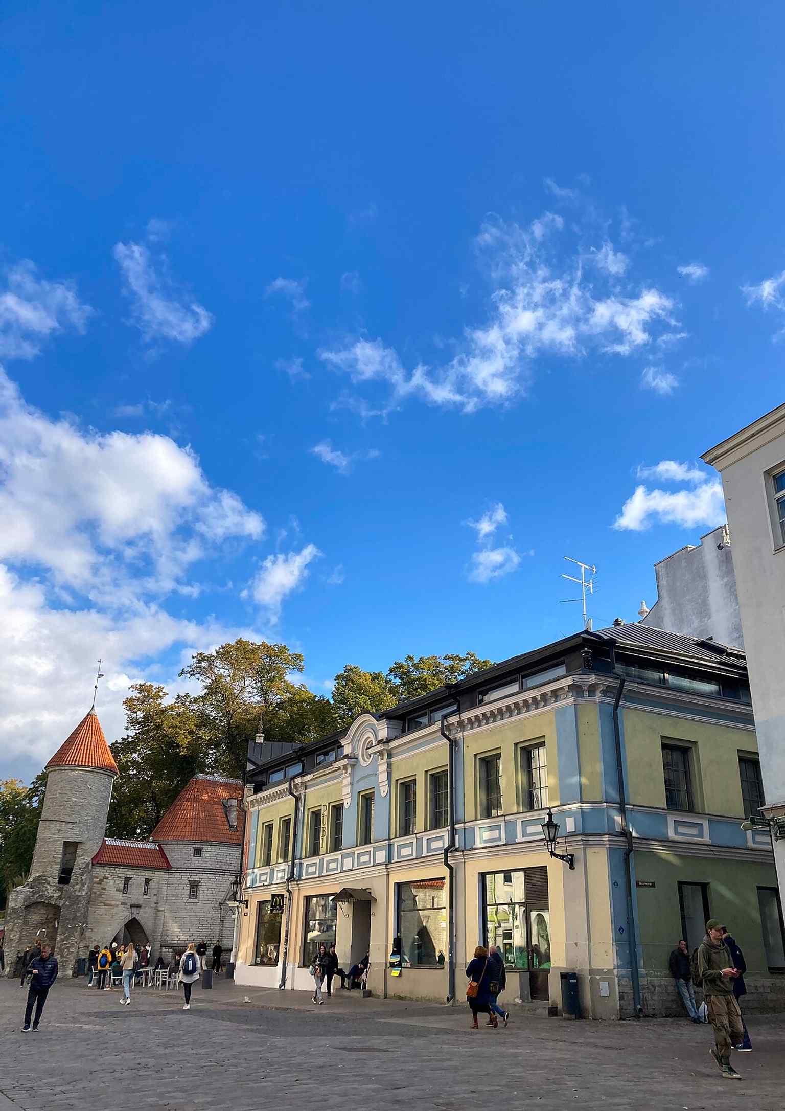 Viru Street with the Viru Gate in the background, a reminder of Tallinn’s defensive walls and old entry points.