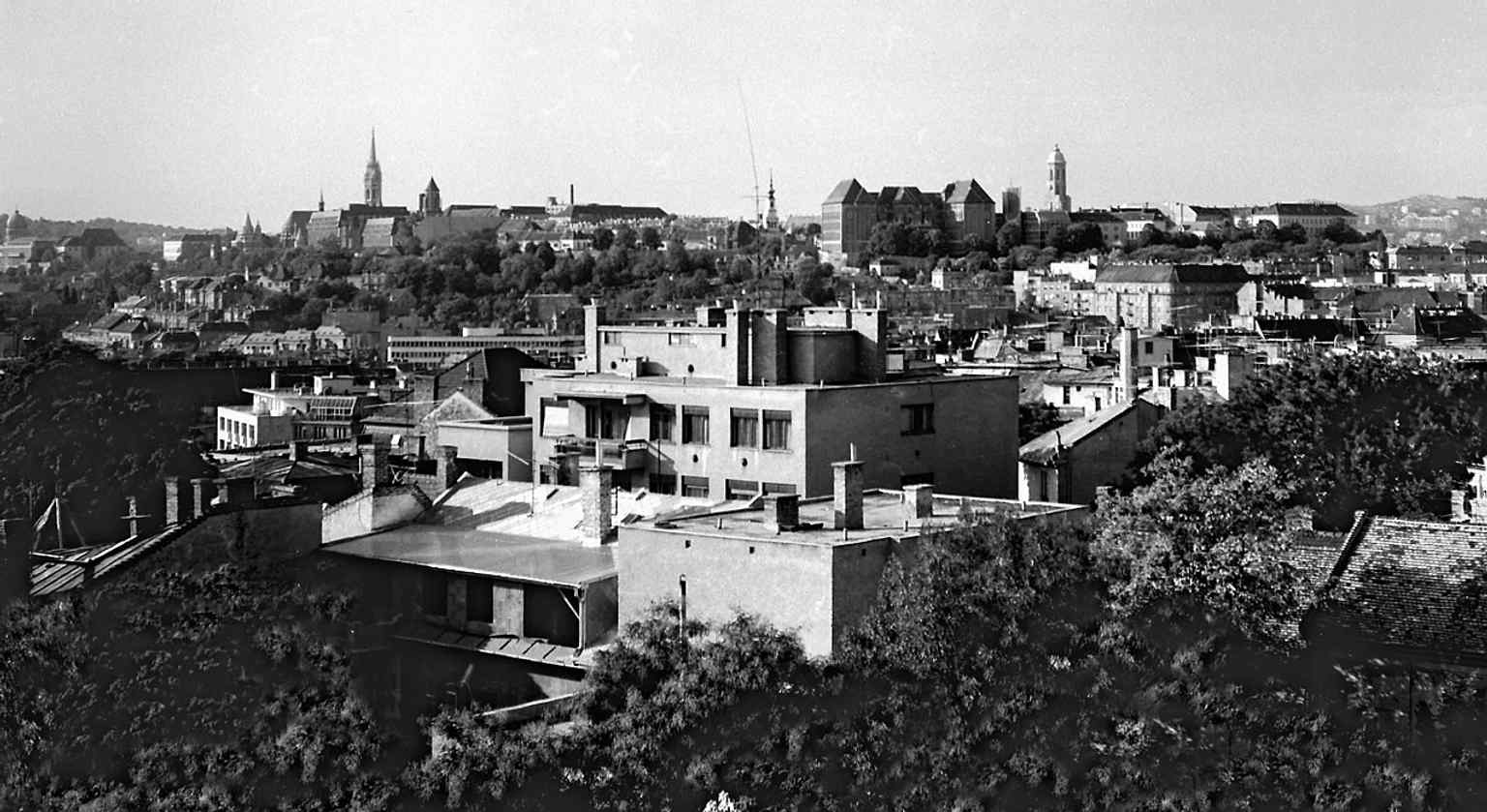An aerial view from 1986 shows the Buda Castle District, highlighting the Fisherman's Bastion's strategic location as a UNESCO World Heritage Site.
