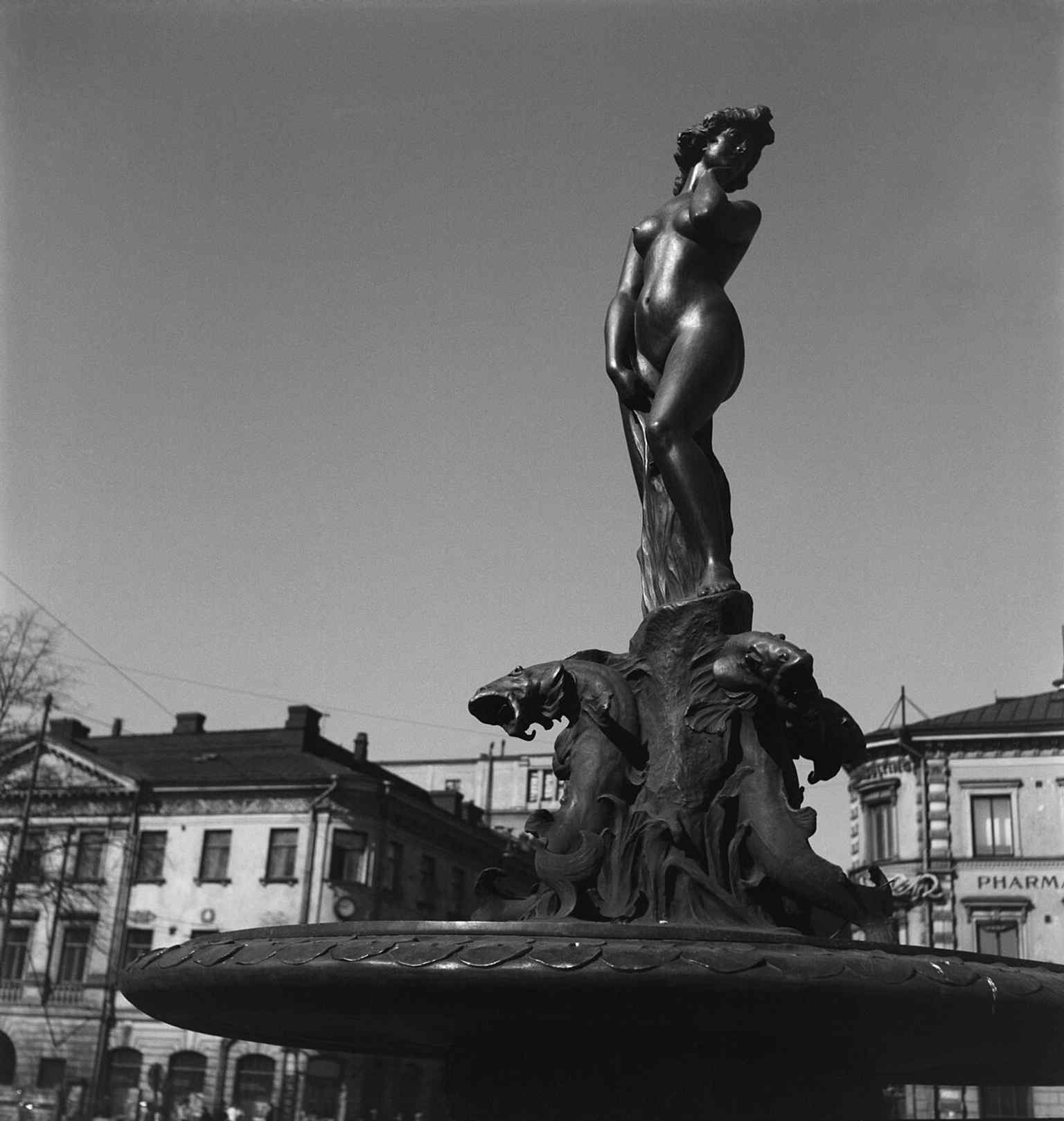 An early archival view of the fountain and mermaid figure at Market Square, reflecting the sculpture’s long public history.