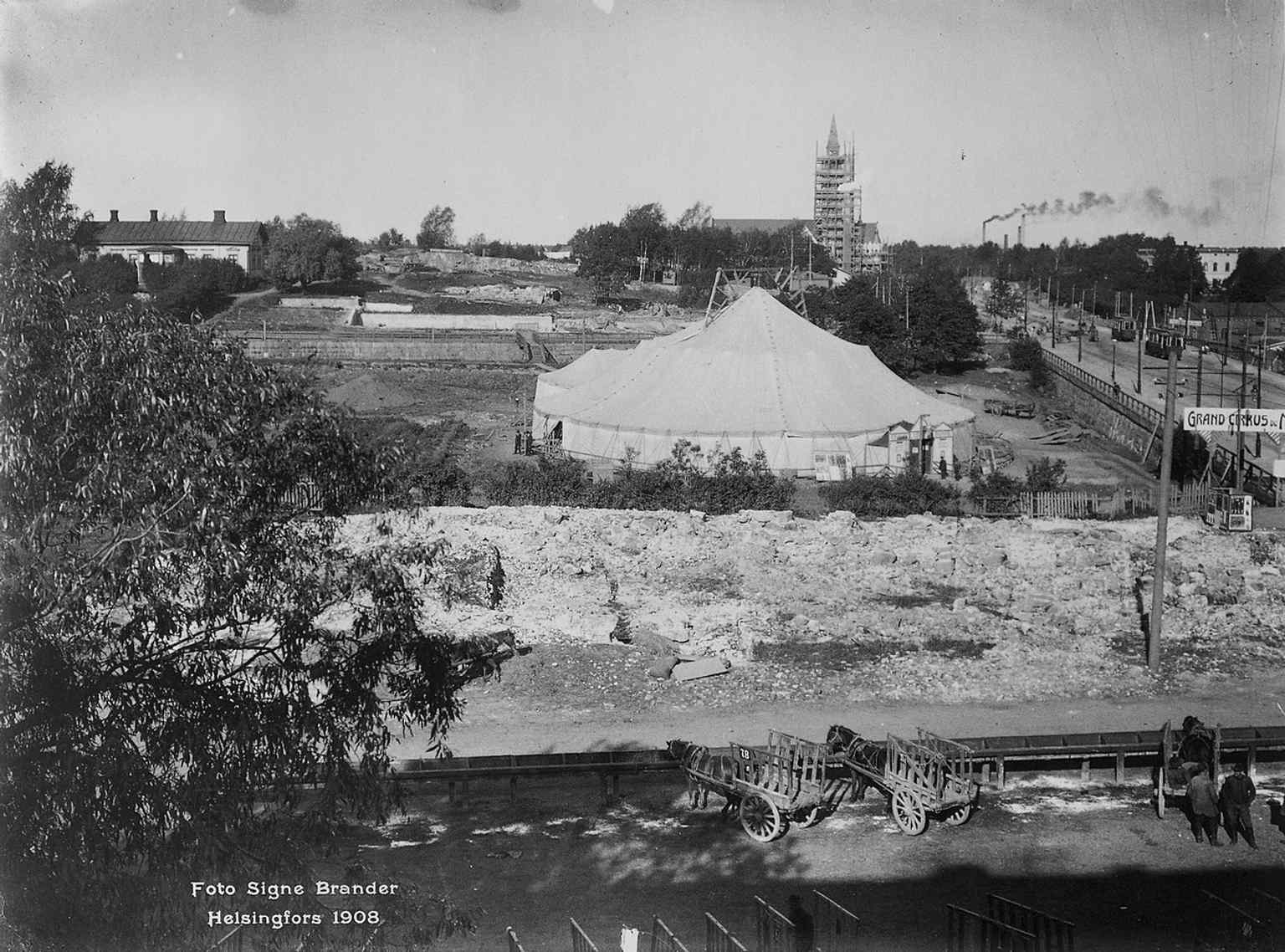 The museum under construction in 1908, when Töölö was still a villa district rather than the city center it is today.