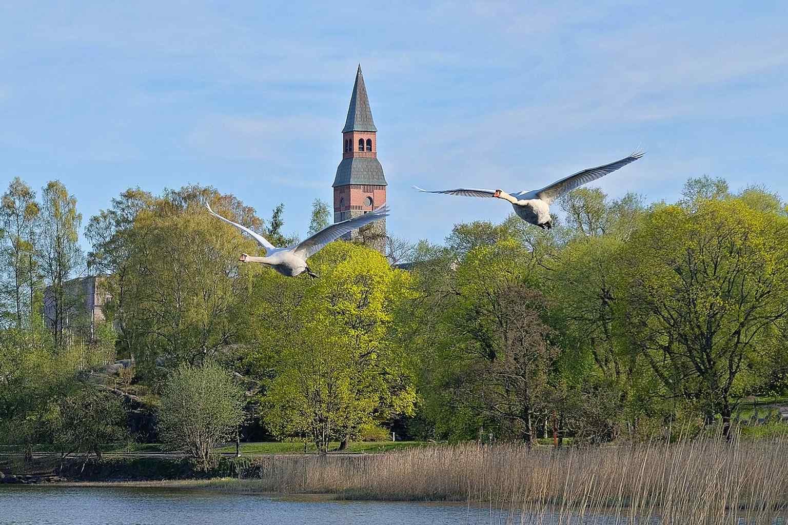 The tower with two flying swans, a poetic exterior moment that underscores the museum’s symbolic national character.