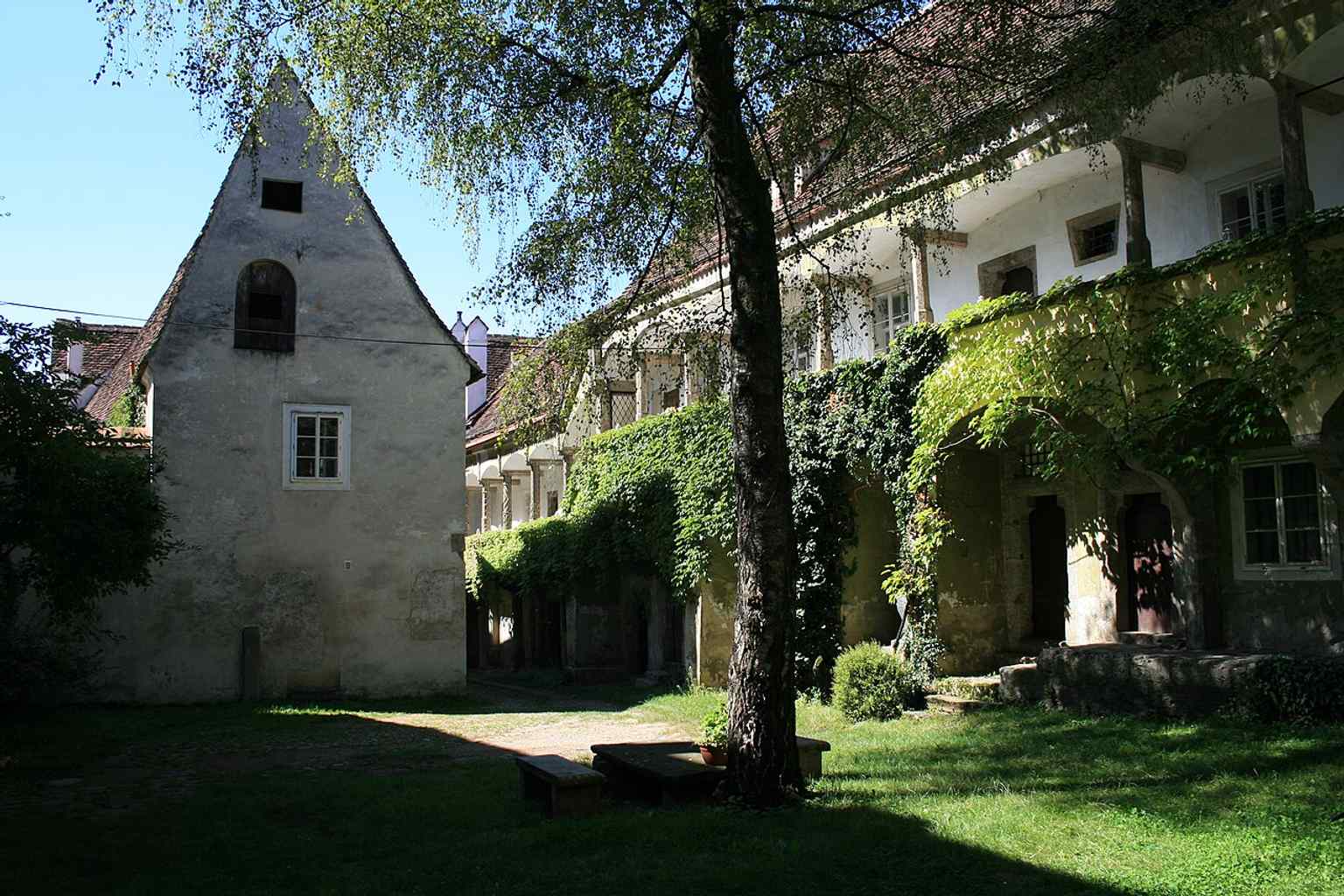 A wider view along Kirchengasse places the Dunklhof in its urban setting, with the yellow building on the left marking the historic house at No. 16.