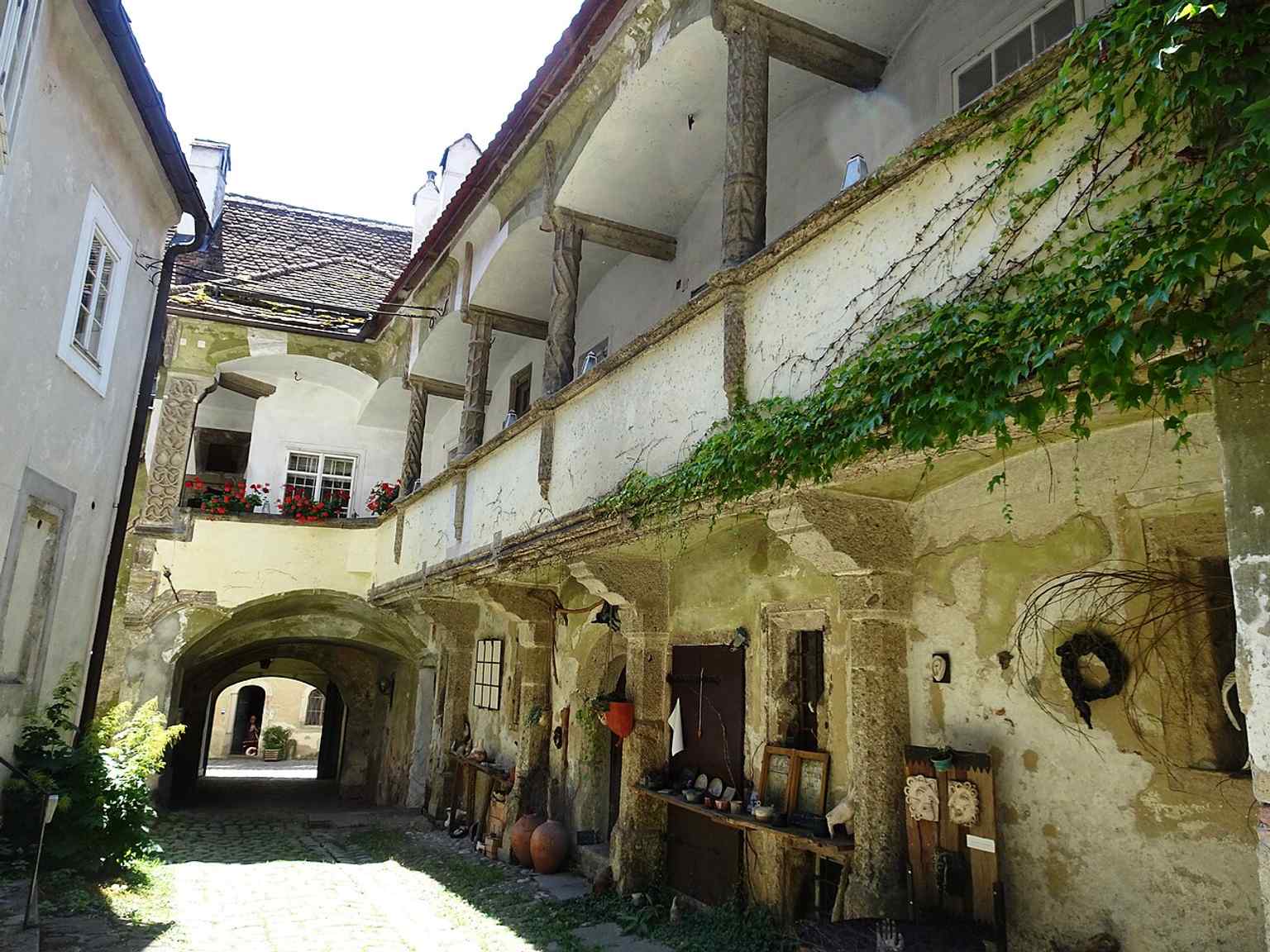 The arcade details and stonework show why the Dunklhof is regarded as Steyr’s most impressive arcaded courtyard.