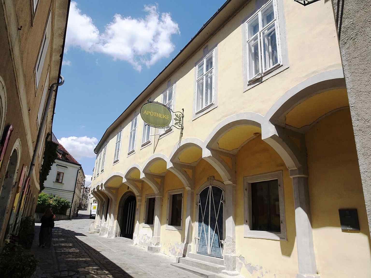 A full exterior view of the Dunklhof, useful for understanding its placement as a notable townhouse in Steyrdorf.
