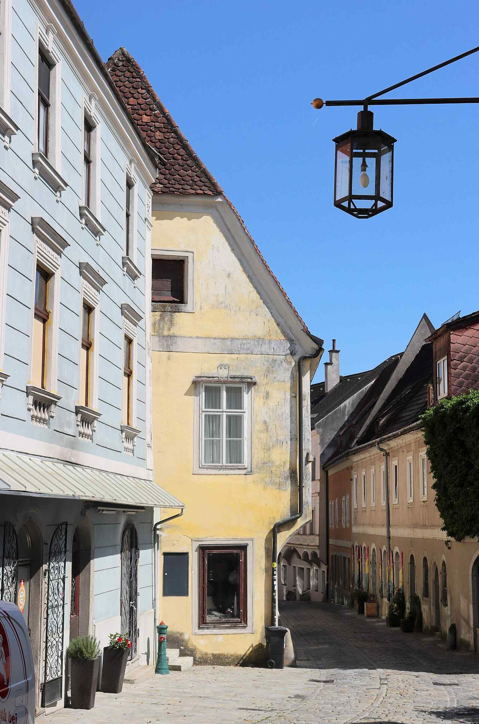 Seen from Kirchengasse, the yellow Dunklhof stands out among the street buildings and marks the entrance to this historic house.