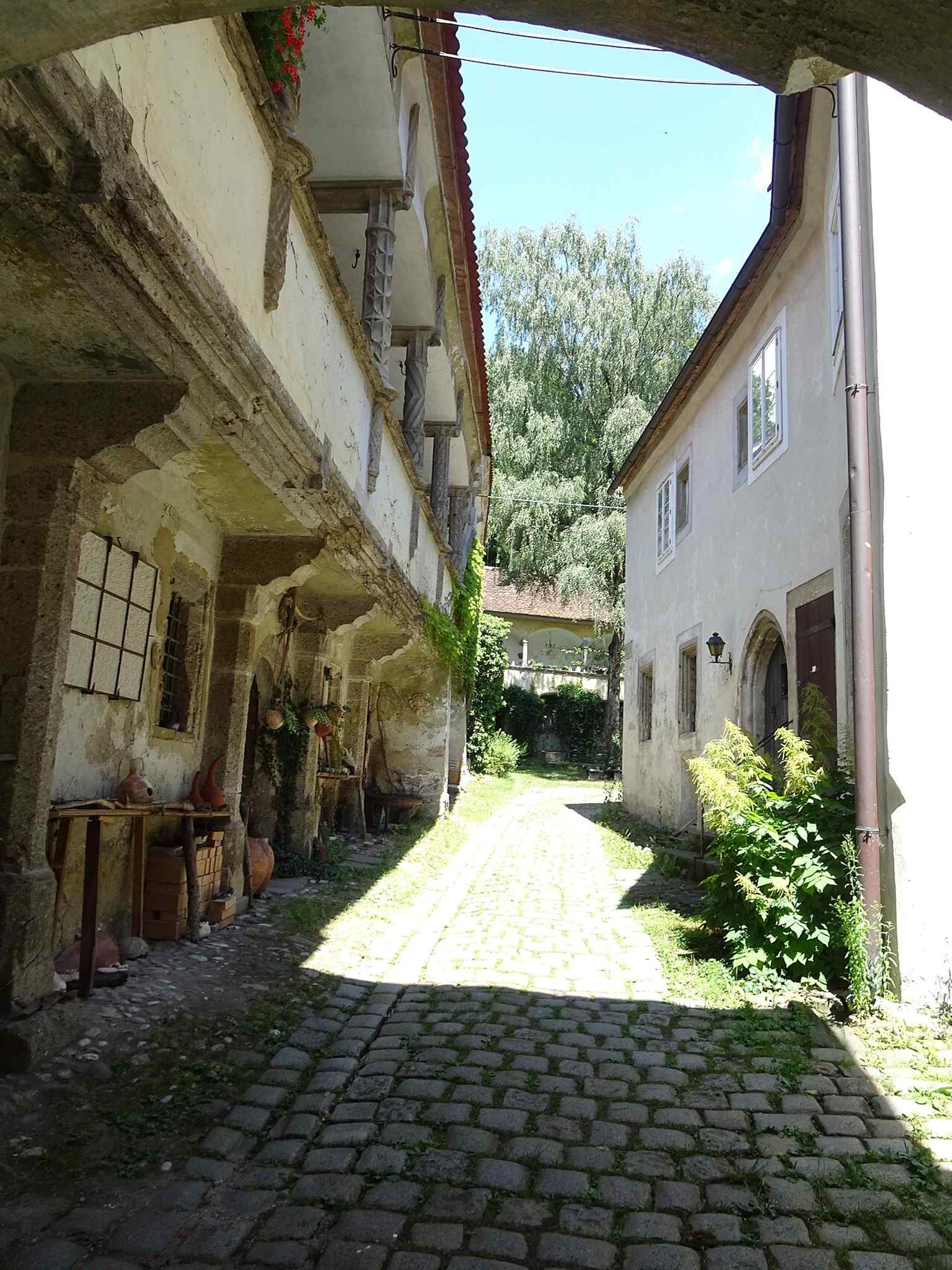 Architectural details of the courtyard arcades show the carved supports and ornament that distinguish the Dunklhof’s Renaissance additions.