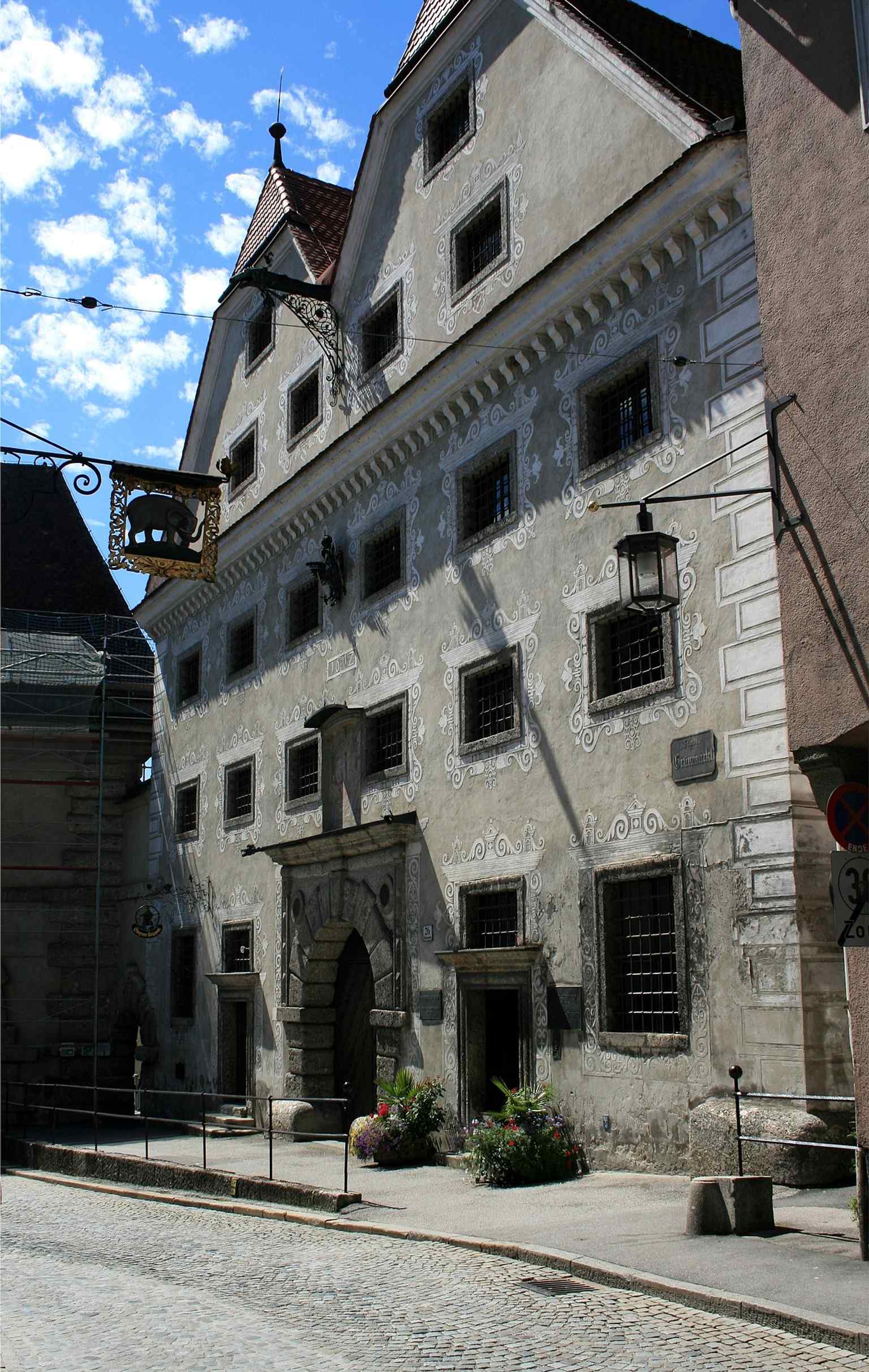 A clear view of the Renaissance Innerberger Stadel on Grünmarkt 26, the former grain store now housing the City Museum of Steyr and the Steyr nativity theater.