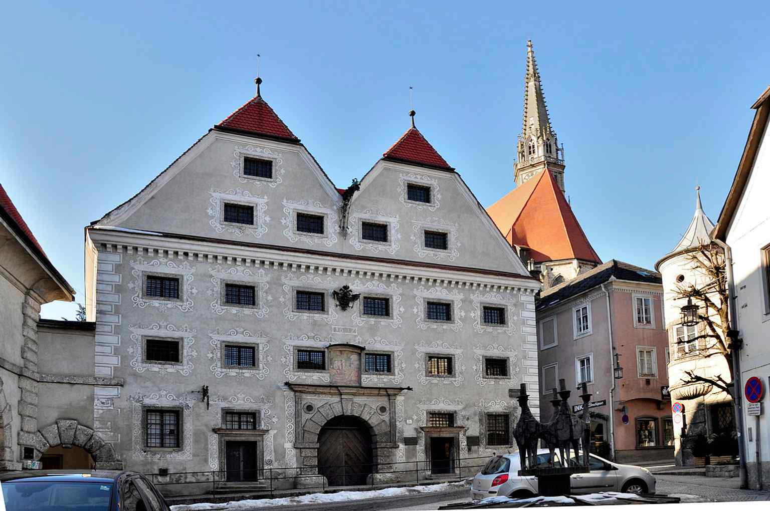 The Stadel seen from the Grünmarkt with the Bürgerbrunnen in front, matching the place the source text describes beside the building.