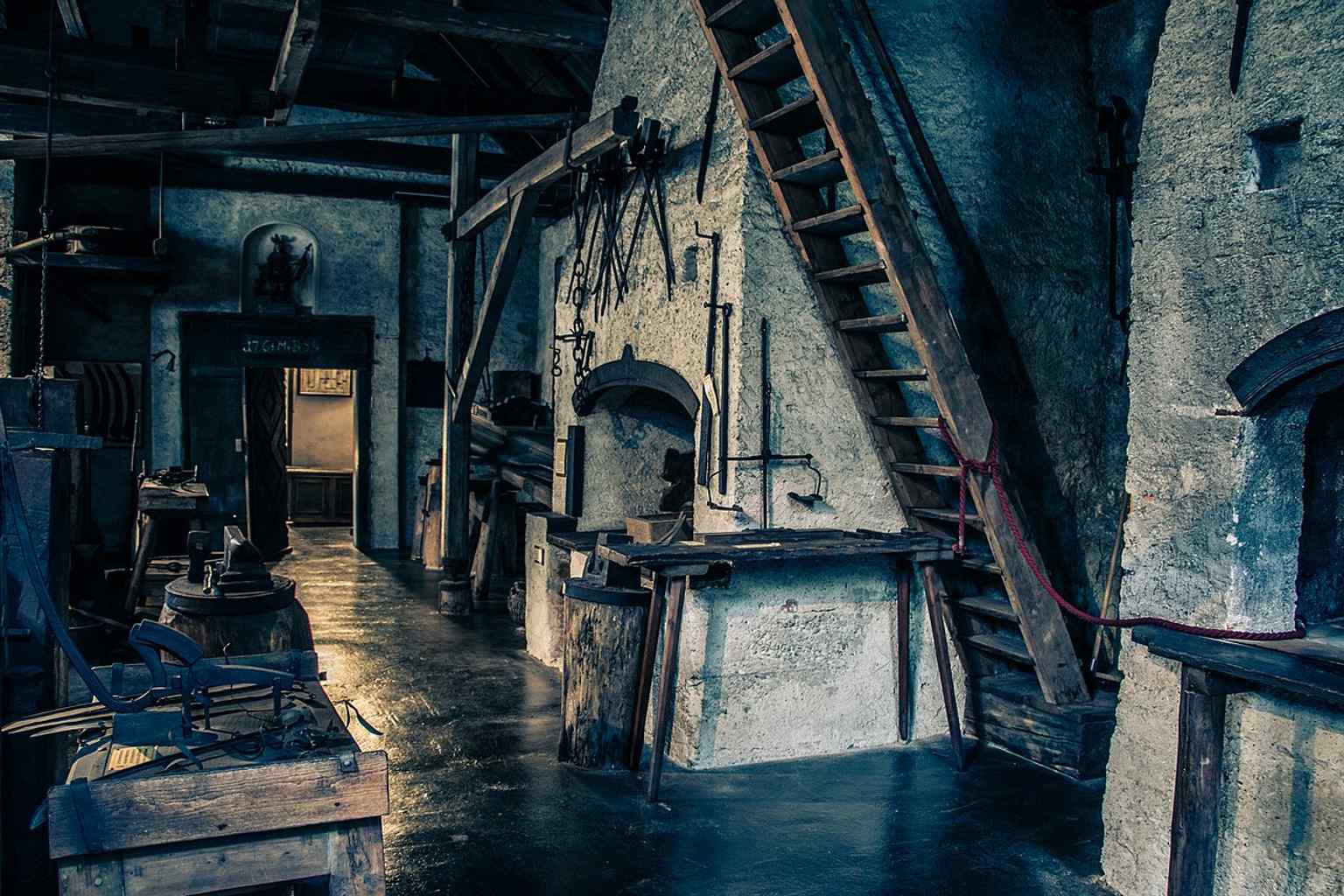 A view focused on the Schmiedemuseum section, highlighting how the former granary now preserves Steyr’s industrial and craft heritage.