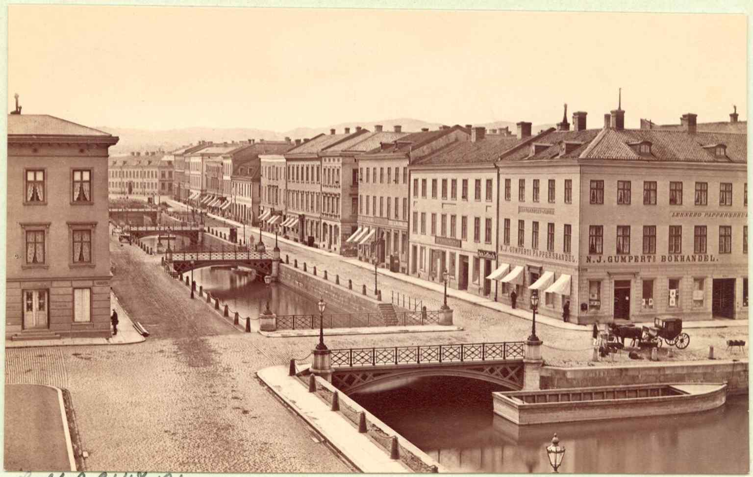 This 1873 photograph captures Östra Hamngatan, where Gumpert's Bookstore moved in 1871, establishing the famous "Gumperts hörna" (Gumpert's Corner), which became a popular meeting place in Gothenburg.