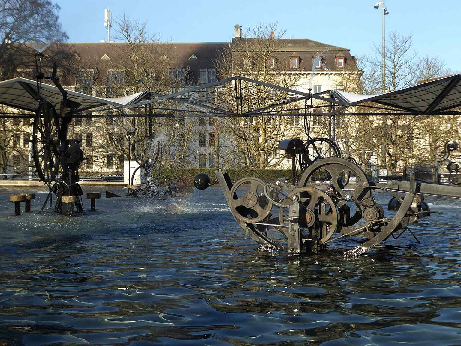 This image helps show the fountain as a lively mechanical tableau rather than a conventional monument.