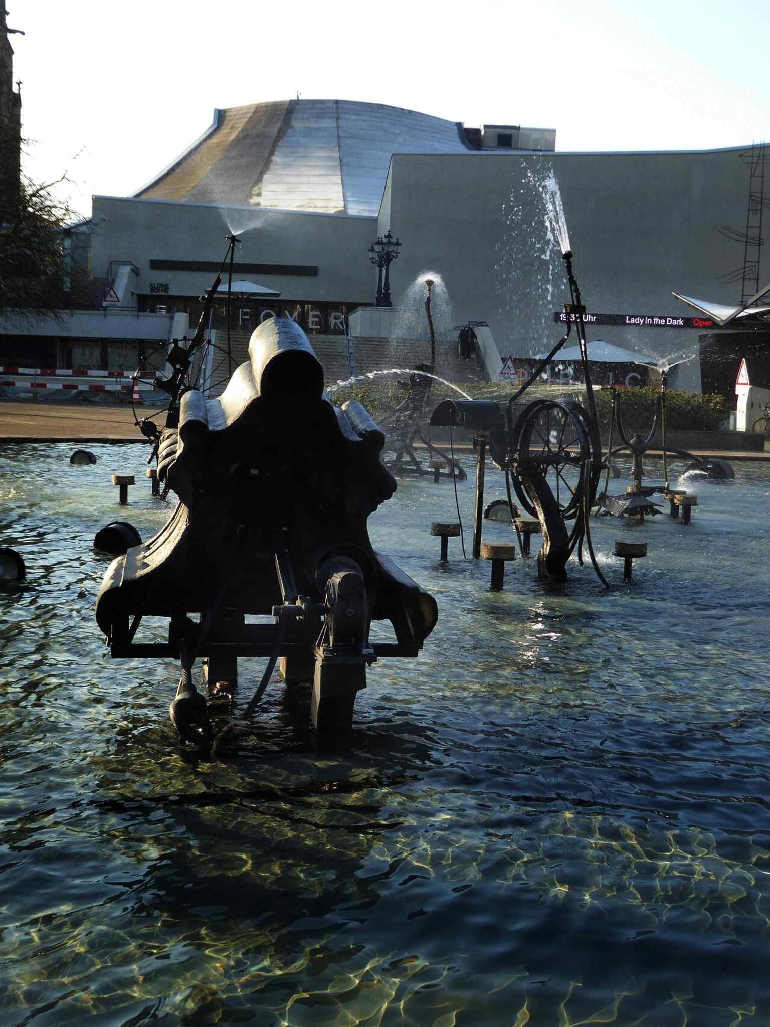 A strong detail from the 2023 series, ideal for explaining that the fountain’s figures carry distinct names and personalities.