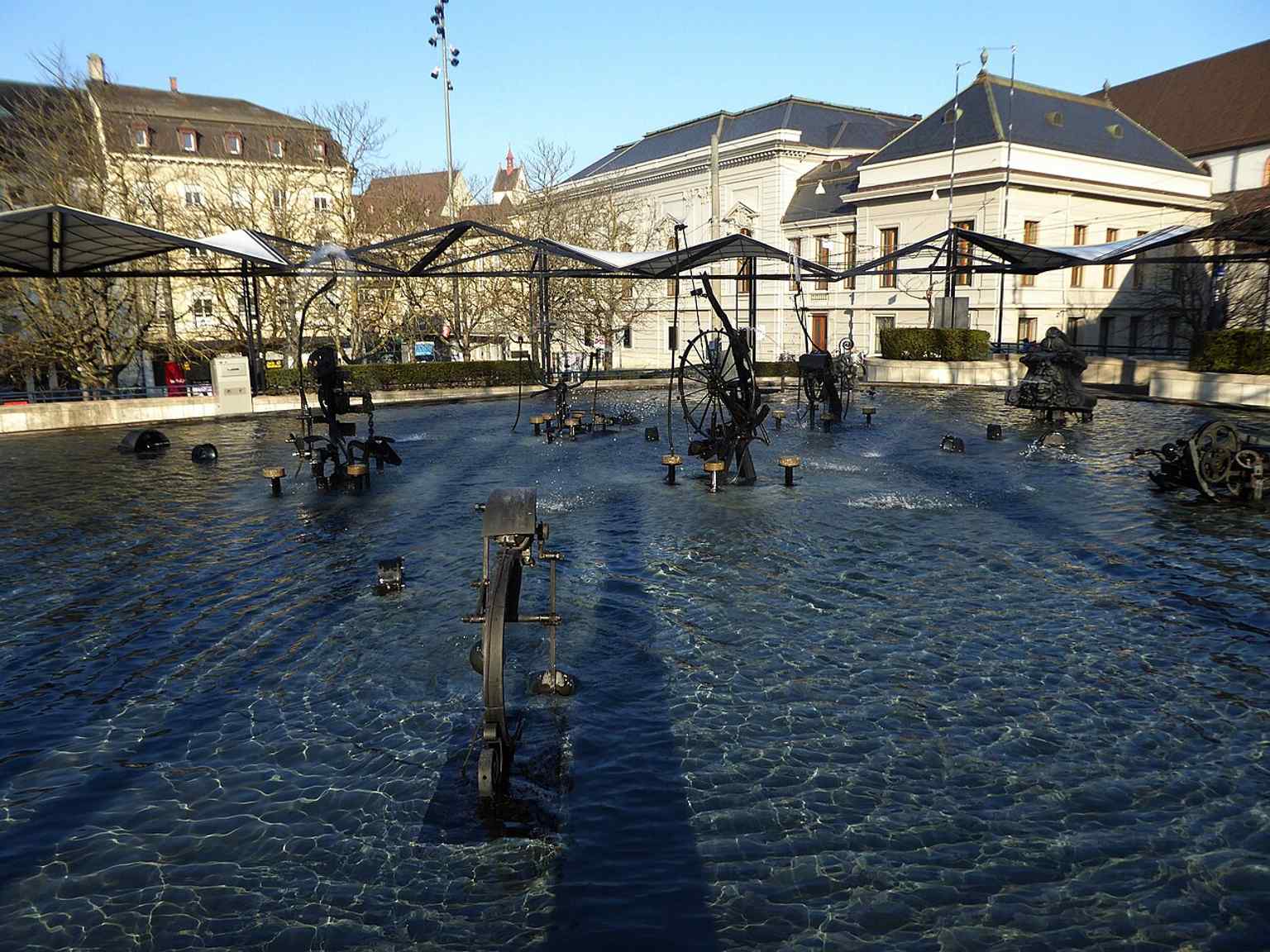 A close artistic view of the Brunnen’s sculptural language, linking theatre, parody and Basel carnival.