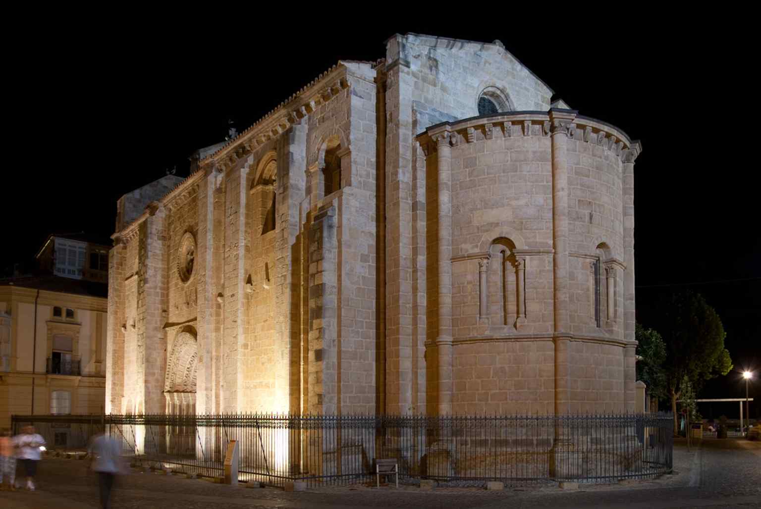 Night view of the church, showing how this protected monument still anchors Zamora’s historic center.