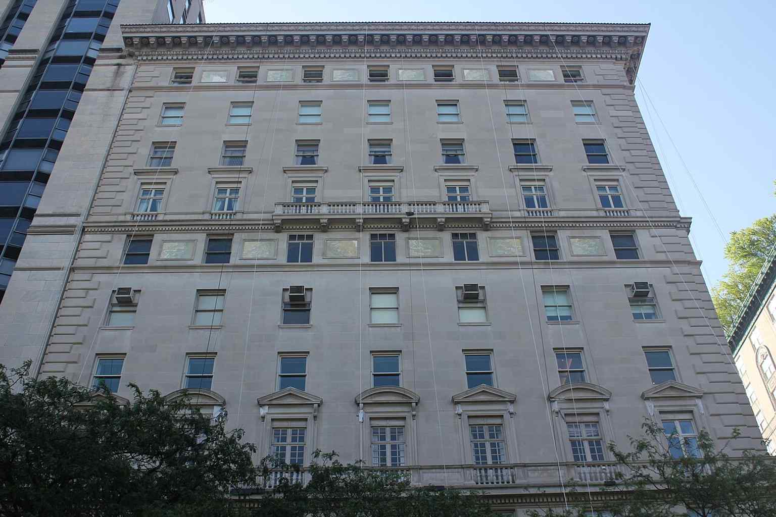 The imposing 12-story limestone facade of 998 Fifth Avenue, designed in the Italian Renaissance Palazzo-style by McKim, Mead & White, stands proudly on the Upper East Side.