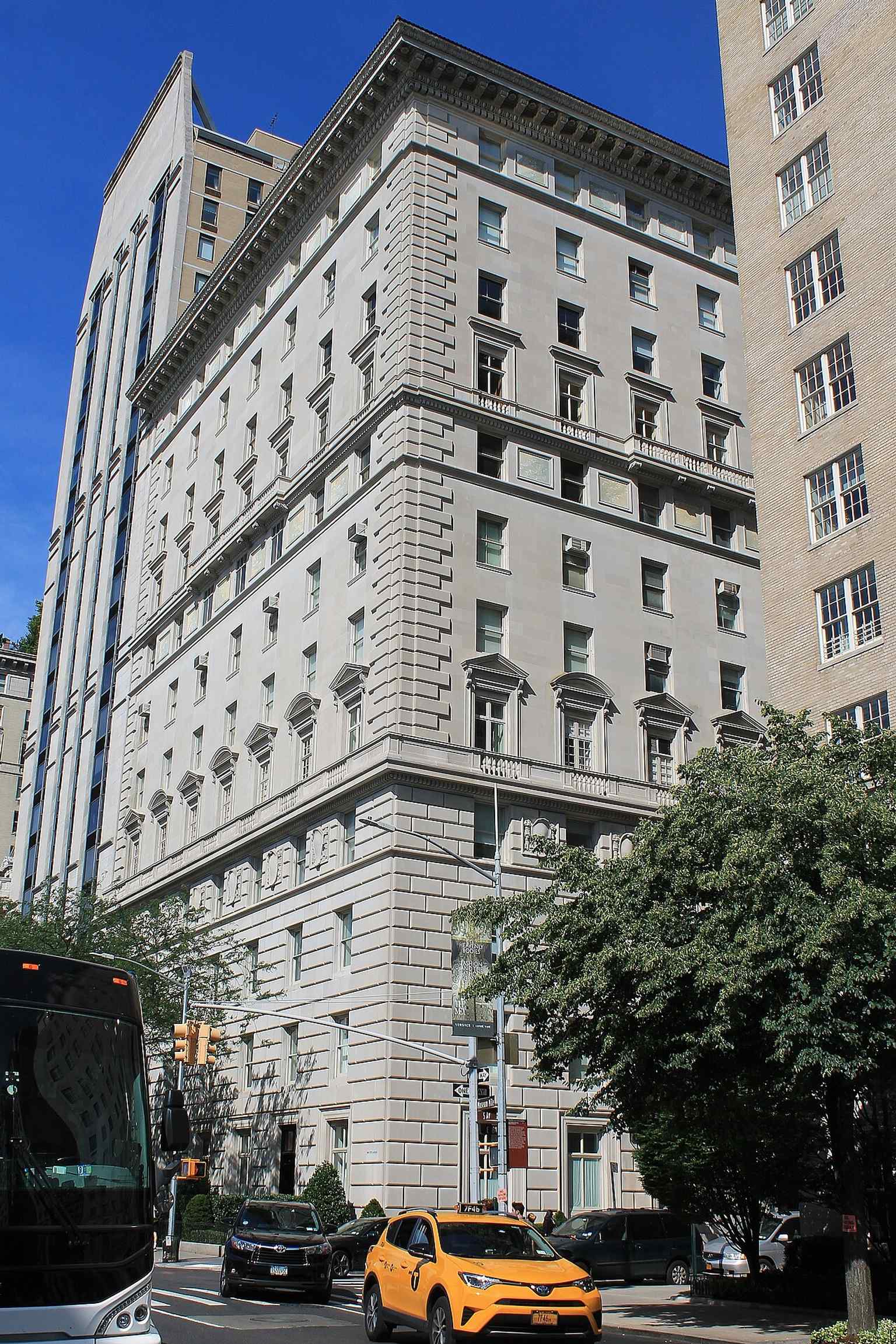 A grand view of 998 Fifth Avenue from the street, highlighting its prestigious location on Fifth Avenue, a gamble that paid off for developer James T. Lee.
