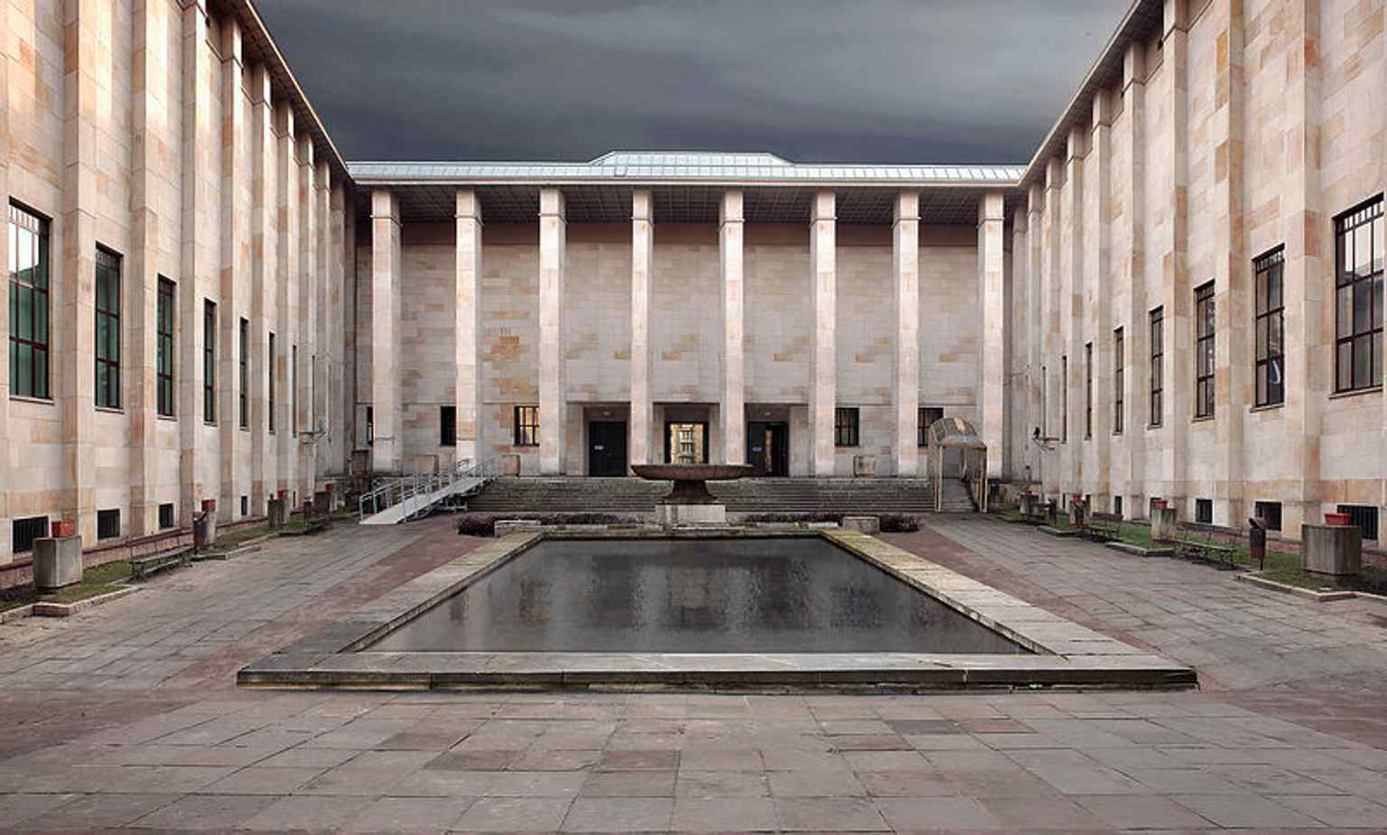 The museum’s modernist main building on Aleje Jerozolimskie, completed in 1938—the home base that anchors the whole story of MNW.