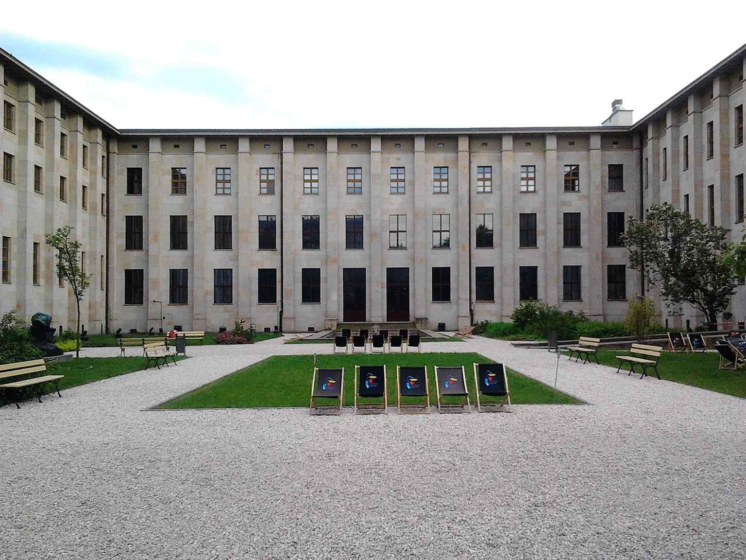 Stanisław Lorentz Courtyard, a clear view of the museum’s 1930s architecture and the later east-wing side of the complex.