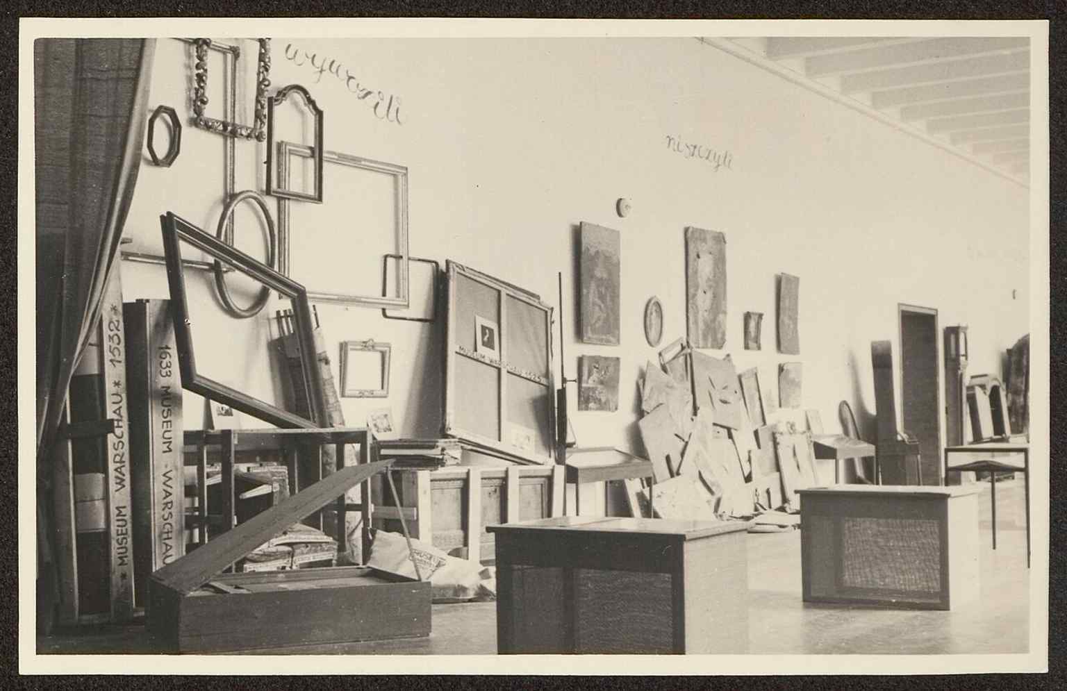 A wartime exhibition about the museum’s destruction and looted crates—evidence of how MNW documented Nazi thefts in 1945.