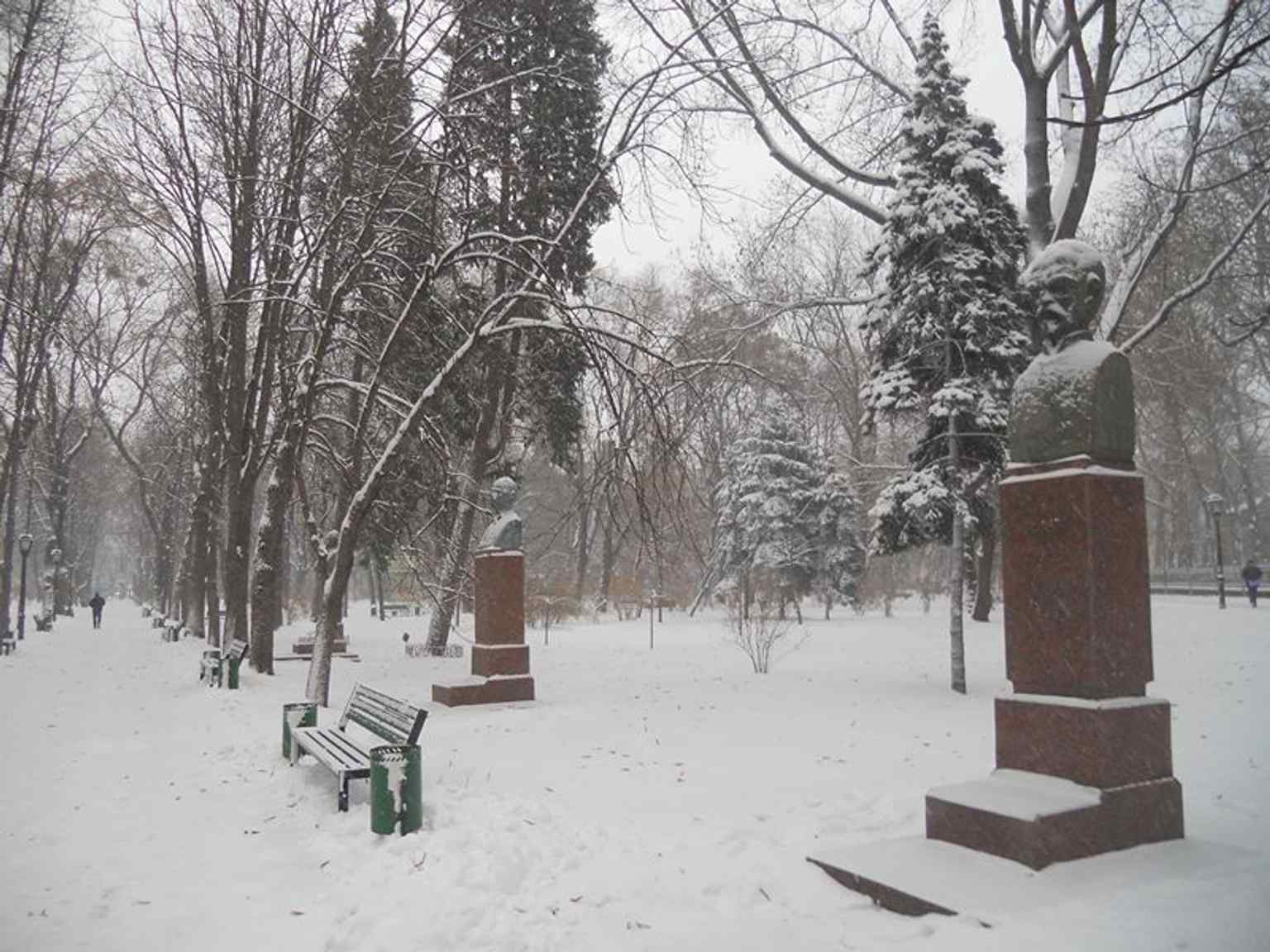 An older documentary image of Ștefan cel Mare Public Garden, the park that contains the Alley of Classics.