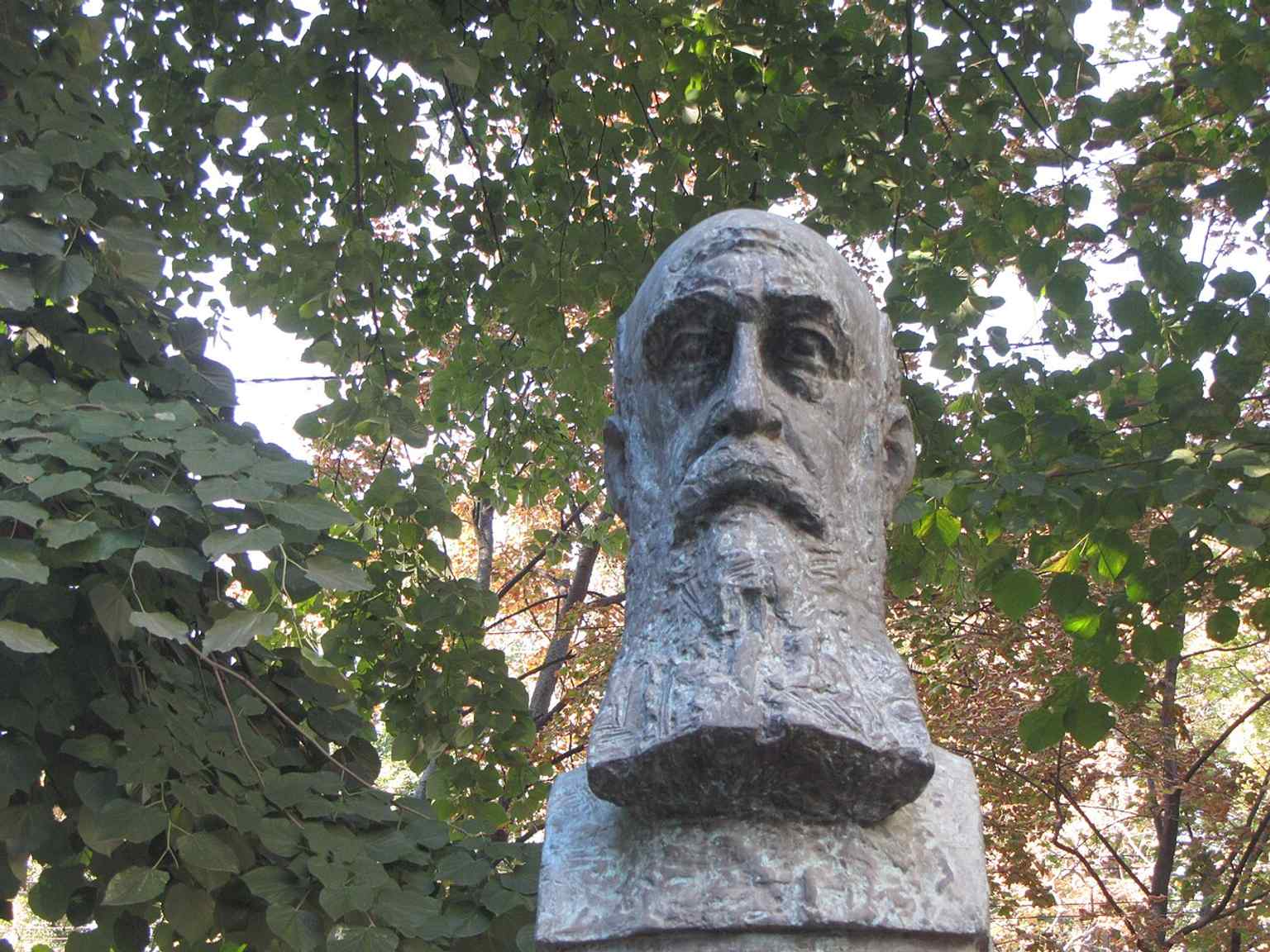 Bust of Nicolae Iorga, one of the literary and cultural figures represented along the alley today.