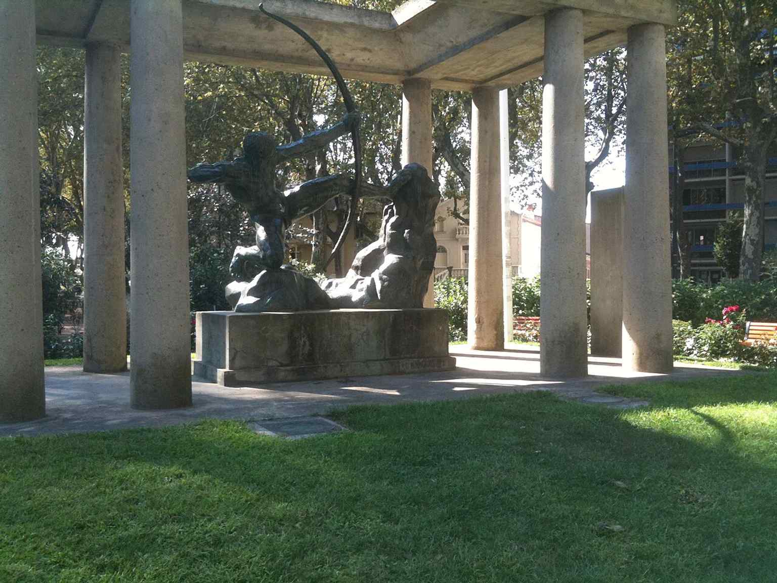 A clear view of the bronze sculpture in Toulouse, where Bourdelle’s modern Hercules became a civic monument at the heart of the city.