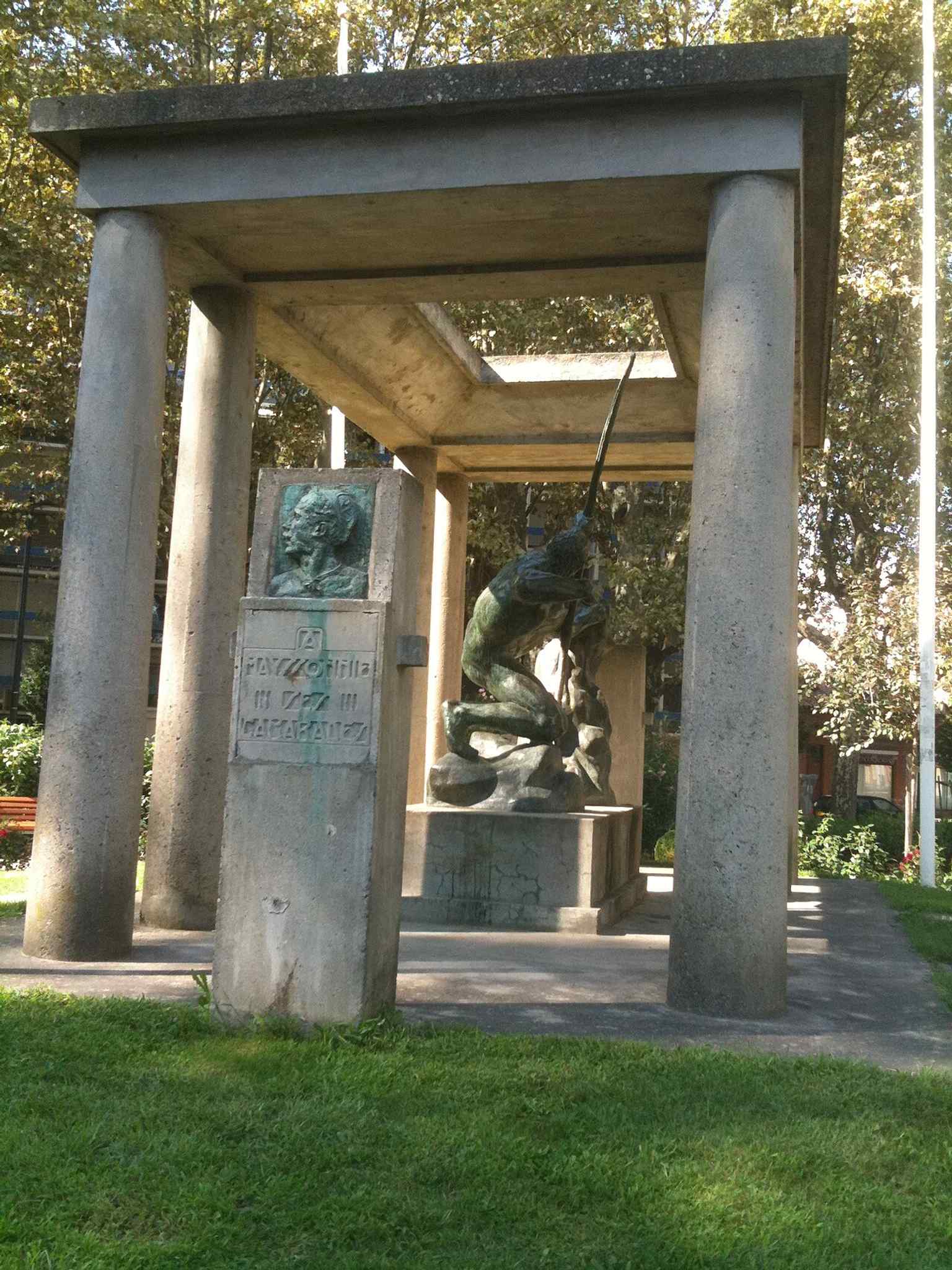 Another full-body angle of the bronze archer, useful for showing the dynamic pose that made the work such a sensation in 1910.