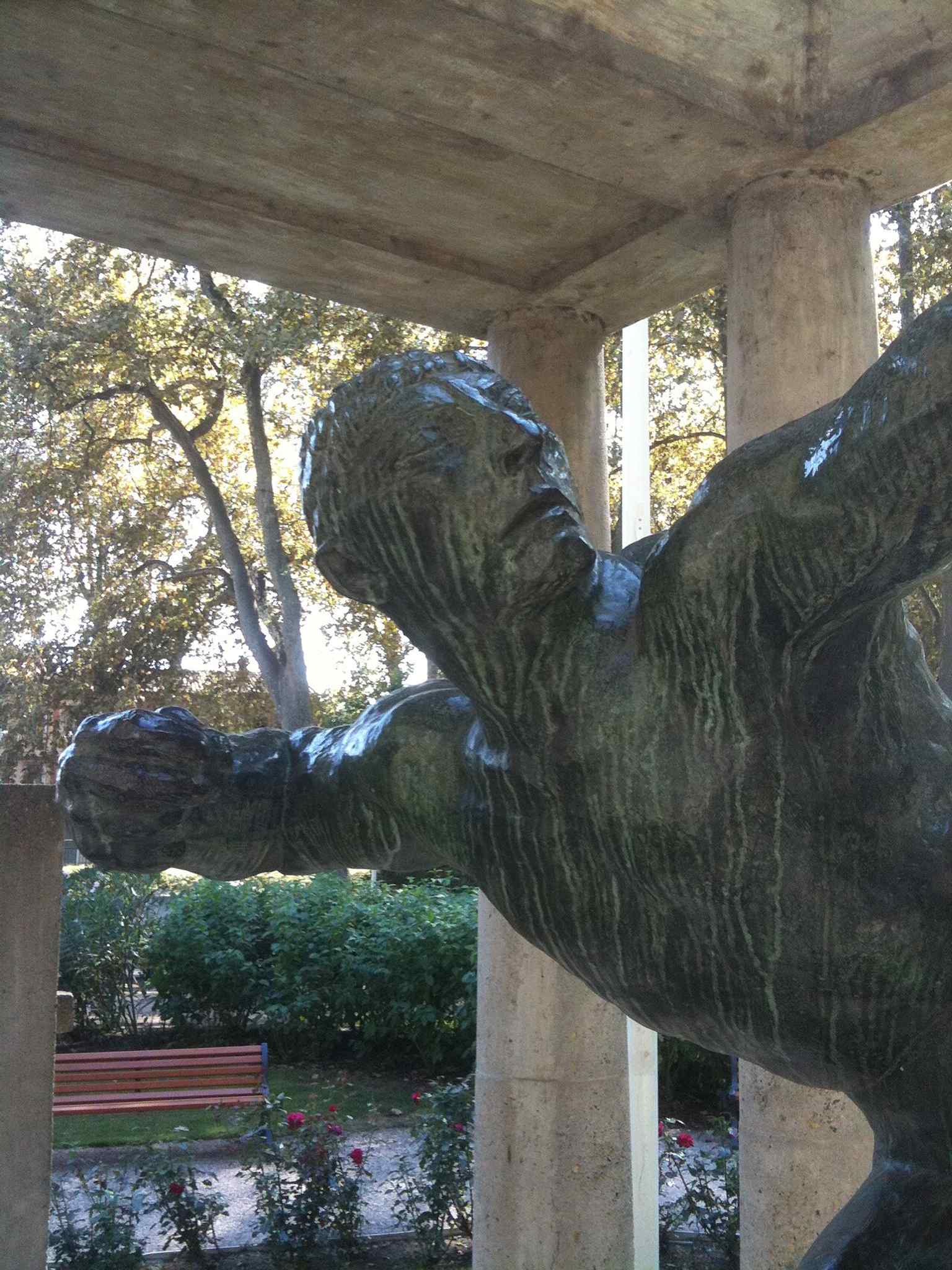 The monument as a war memorial for Toulouse sportsmen, linking Hercules directly to the city’s rugby history and the memory of Alfred Mayssonnié.
