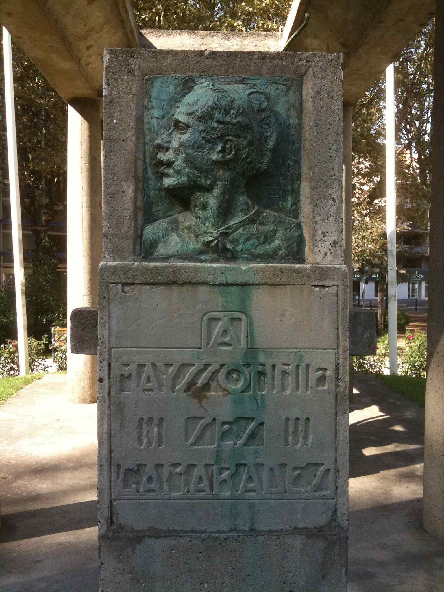 A closer view of the monument’s figure and setting, emphasizing the heroic tension that turned a mythic hero into a modern sports emblem.