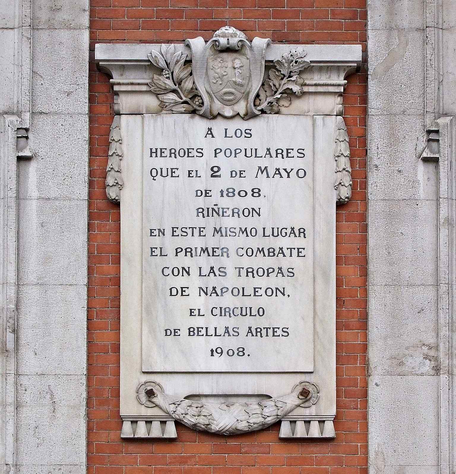 The commemorative plaque for the Dos de Mayo heroes reflects the square’s political memory and its ties to the 1808 uprising.