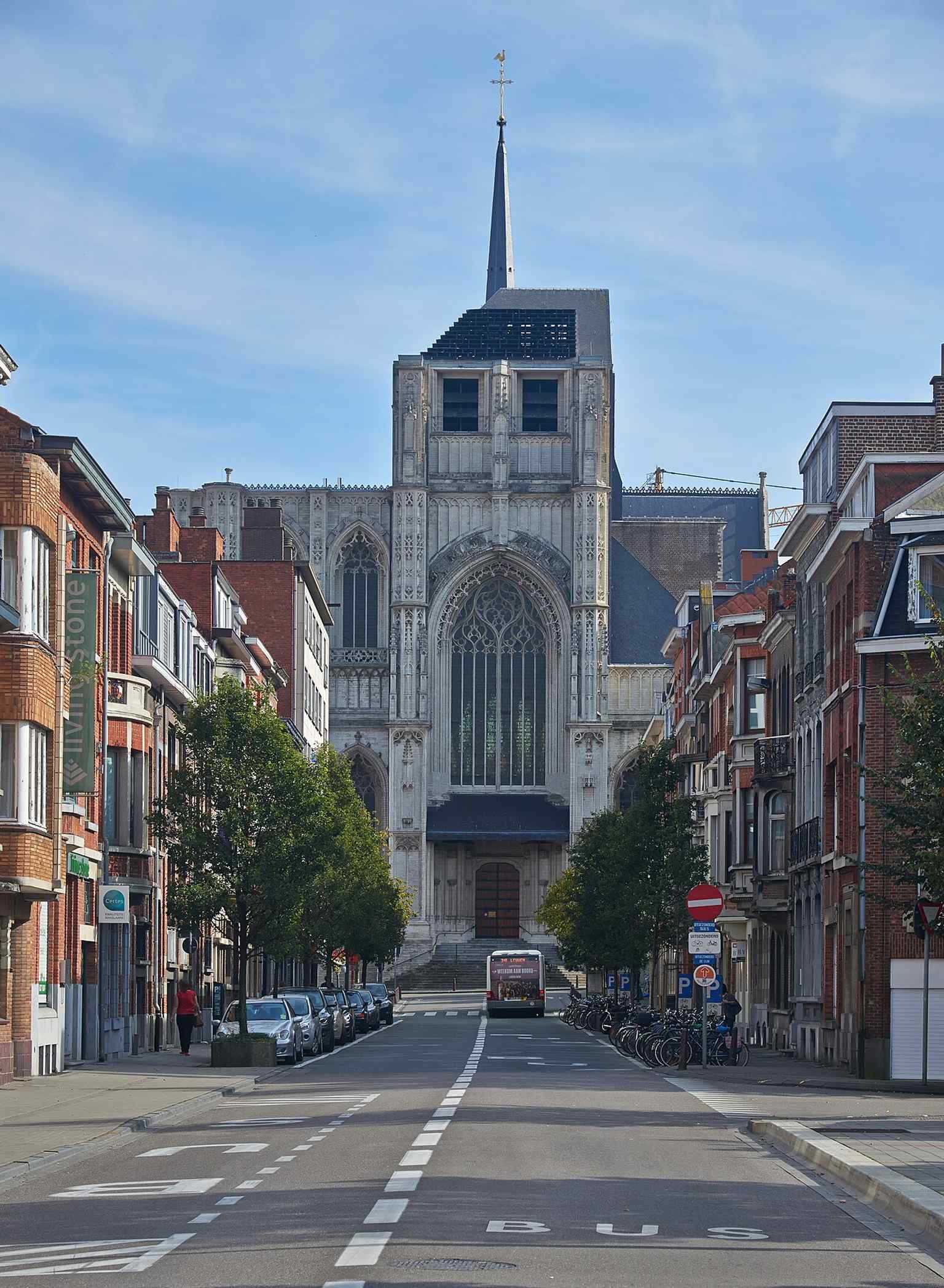 Seen from Dirk Boutslaan, this angle catches the church’s tower group and underscores how the west front never reached its intended height.