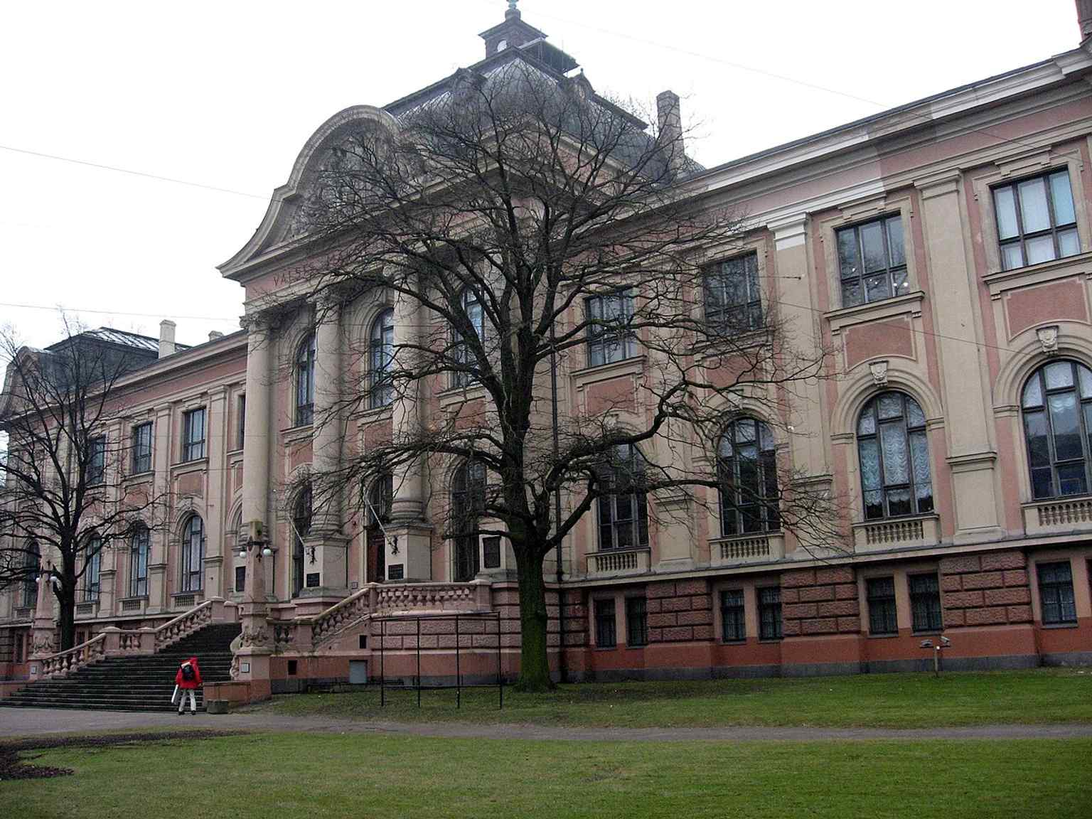 The museum’s grand historicist façade, built in 1903–1905 as one of the Baltics’ first purpose-built museum buildings.