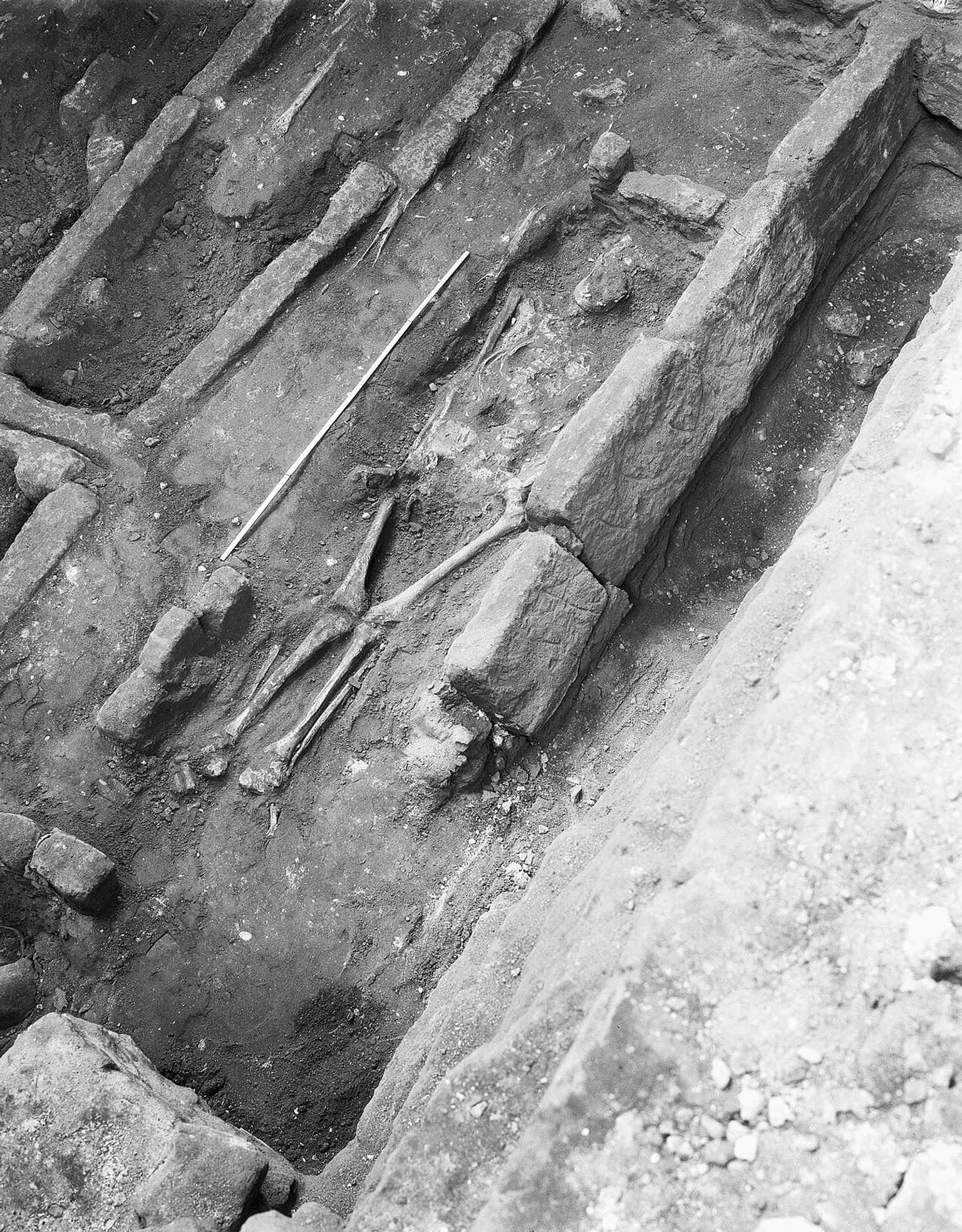 An uncovered grave in the choir aisle, reflecting the church’s role as a burial place for generations of Arnhem residents.