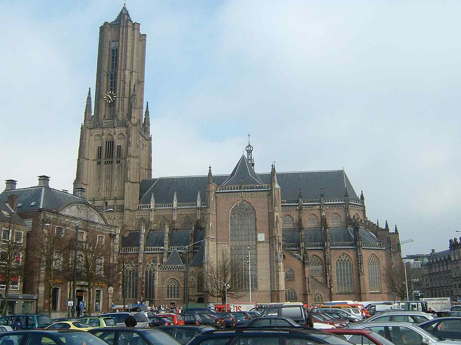 A clear 2005 view of St. Eusebius’ Church, highlighting the tall tower that dominates Arnhem’s skyline.