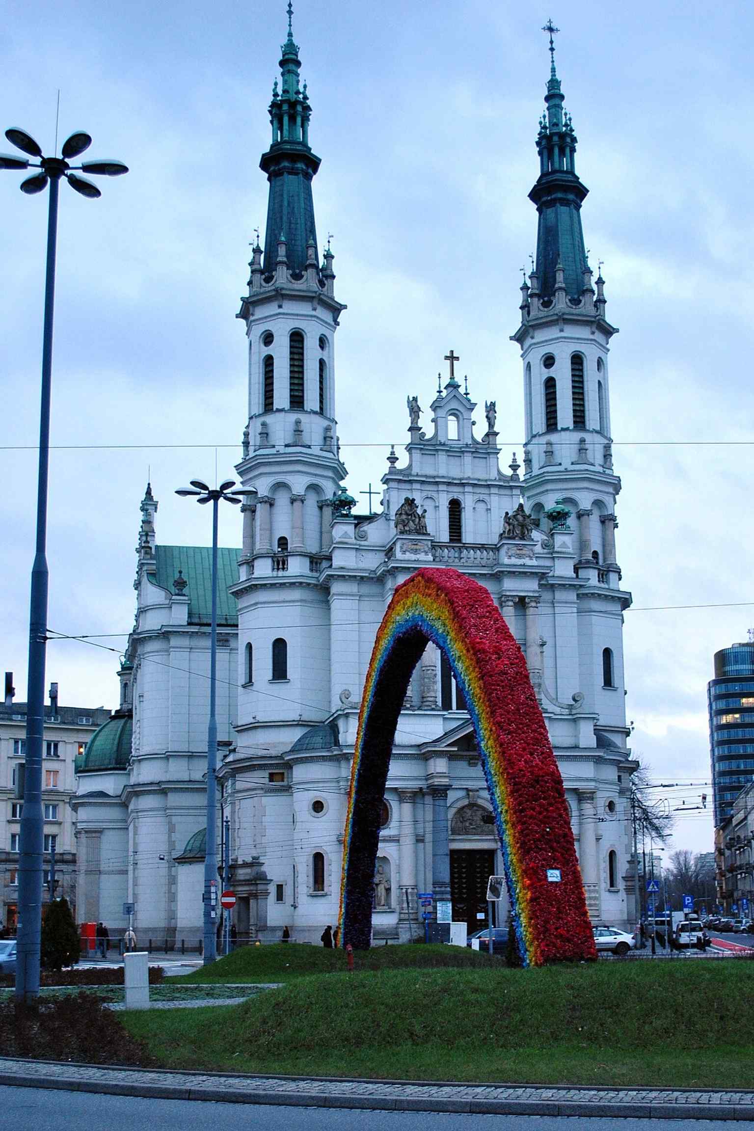 The Rainbow framed by the church in late 2014, a classic view of the installation in its urban setting.