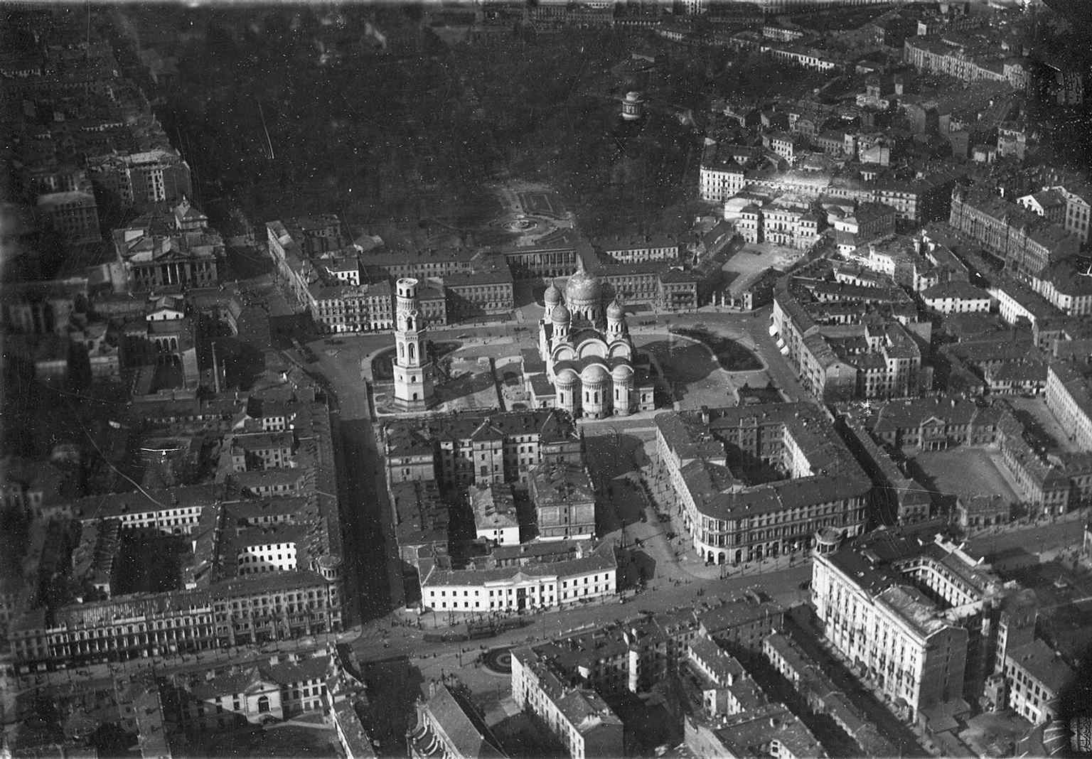 A 1920 aerial view shows the Saxon Garden in context, with the Saxon Palace, Brühl Palace, and the Water Tower still part of Warsaw’s historic central axis.