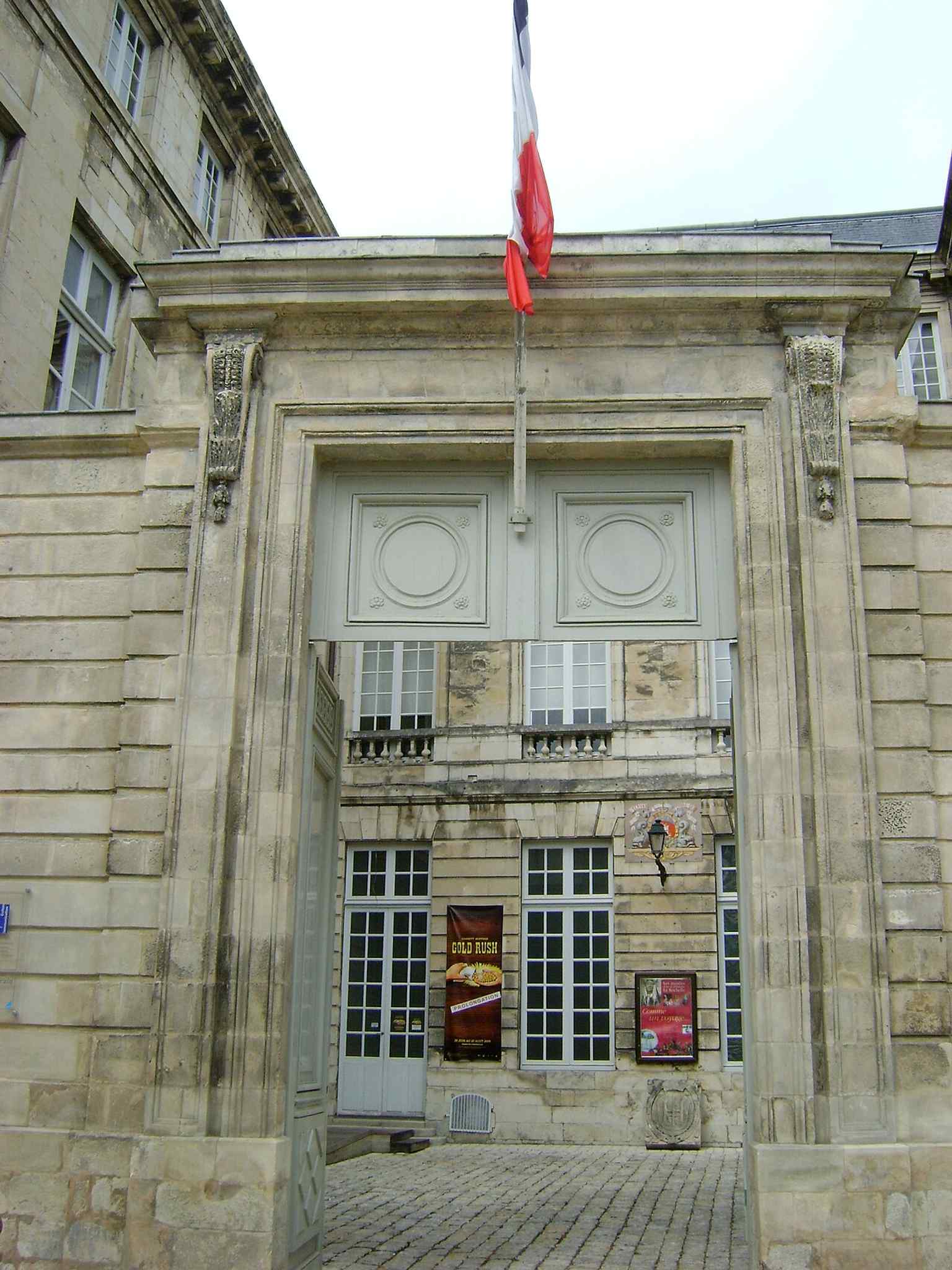The museum’s entrance portal on rue Gargoulleau, set in the 18th-century episcopal palace that now houses La Rochelle’s fine arts museum.