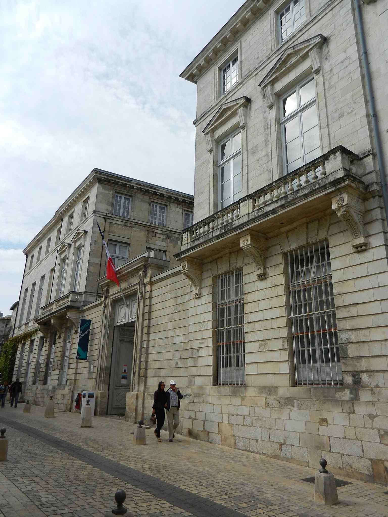 A wider view of the former episcopal palace of La Rochelle, the historic building later adapted for the Musée des Beaux-Arts.