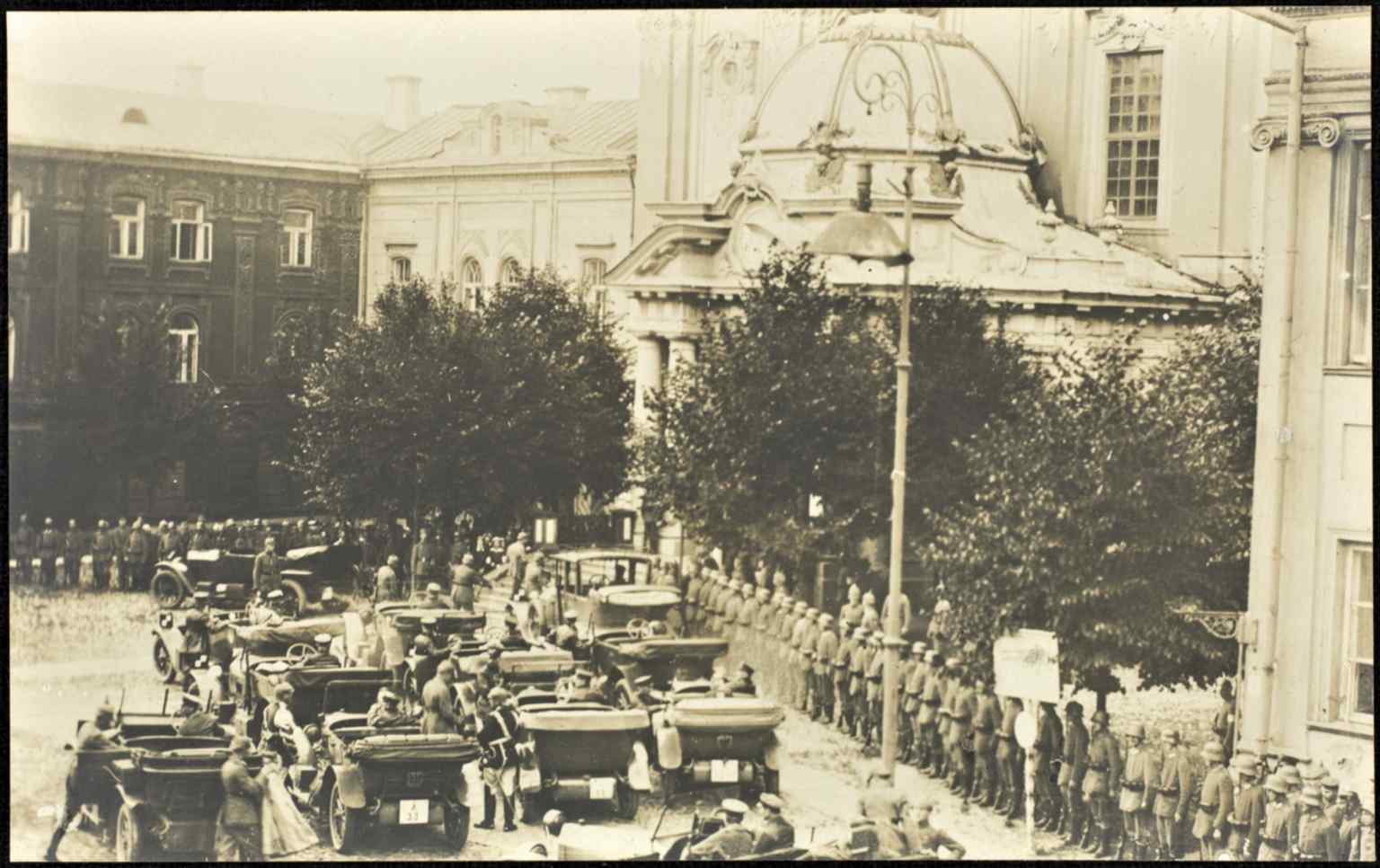 German Emperor Wilhelm II beside the church in 1917, a rare wartime glimpse of St. Casimir’s in occupied Vilnius.